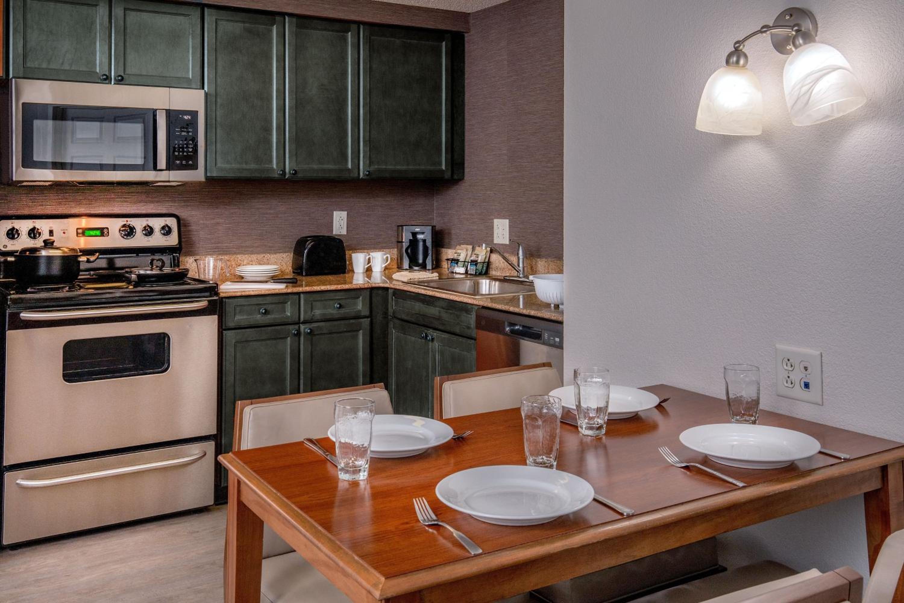 Two-Bedroom Suite with 2 Queen Beds, Sofa Bed, Full Kitchen, Living Space - Photo 7