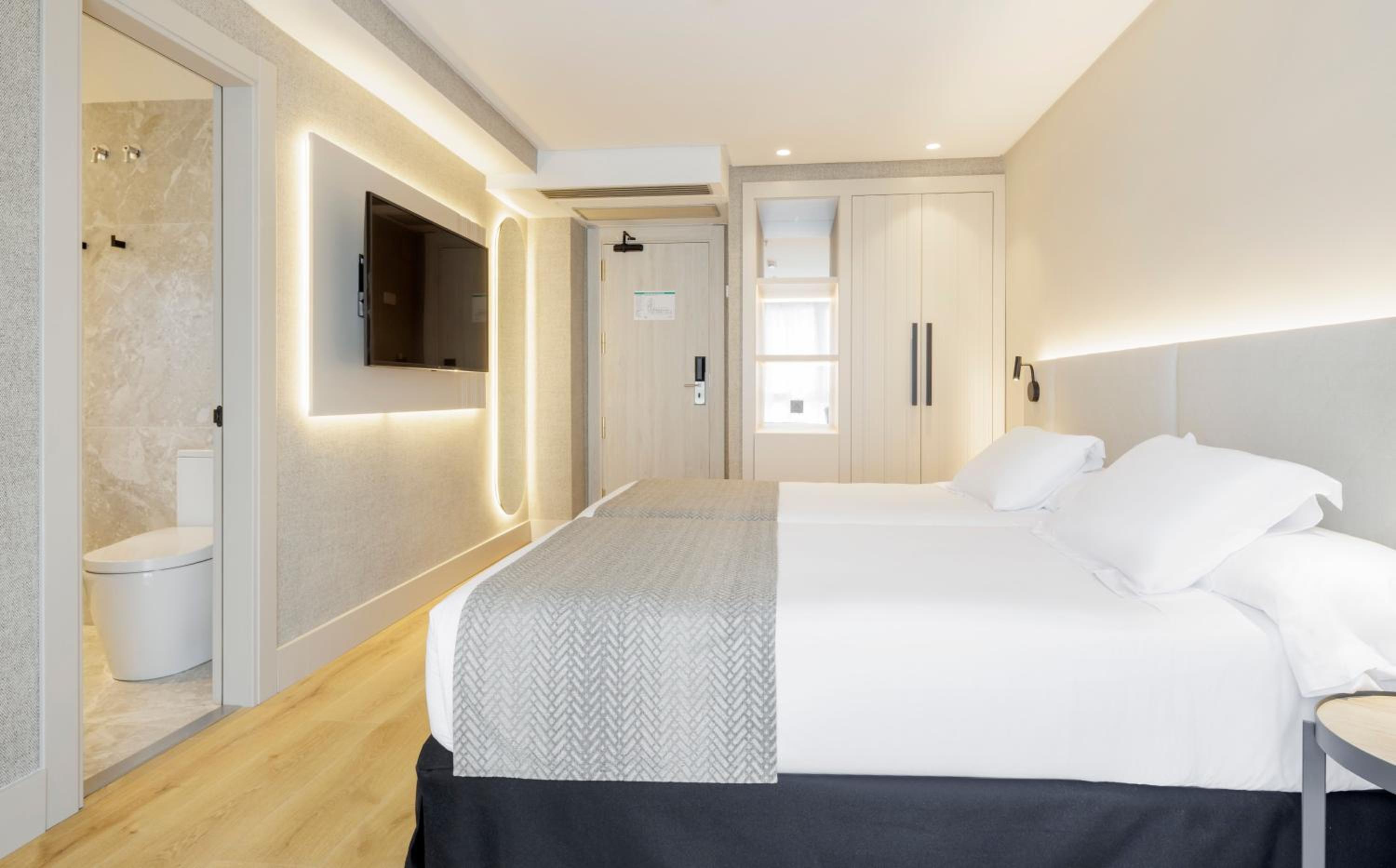 Triple Room (3 Adults) - Photo 2