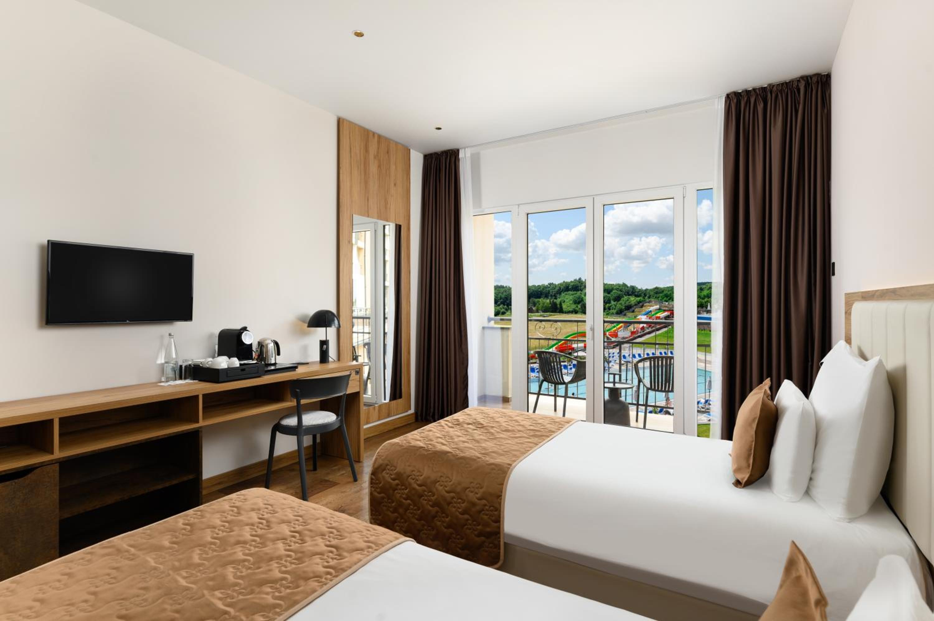 Standard Room with Balcony - Photo 3