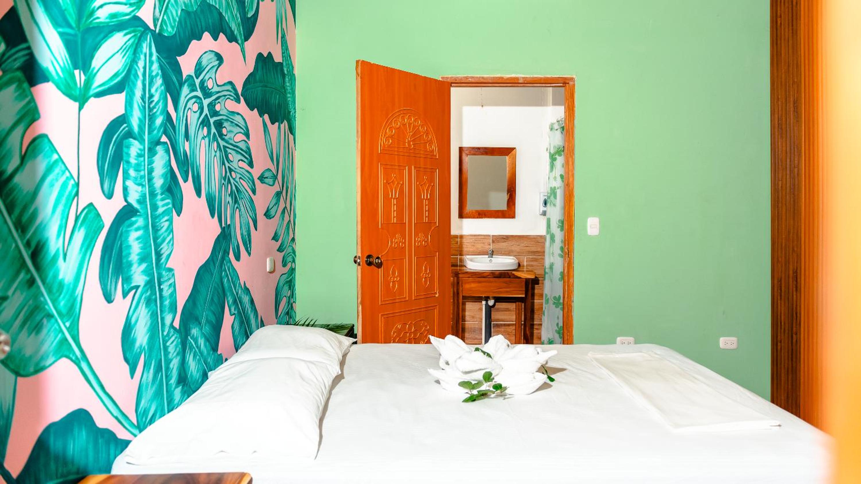 Queen Room photo 2