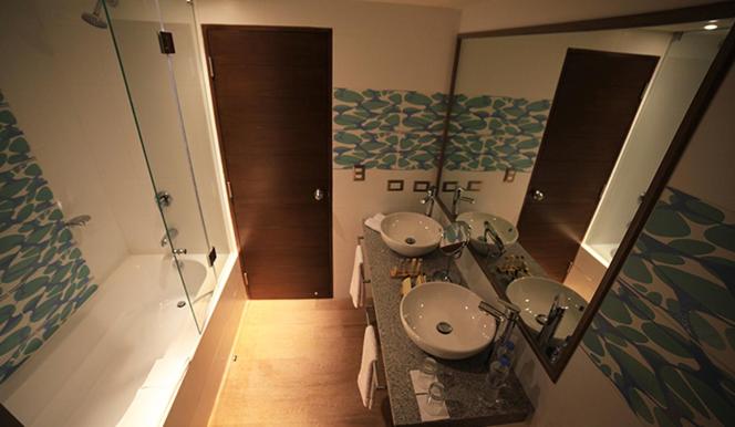 Deluxe Room with Two Queen Beds & Garden View photo 2