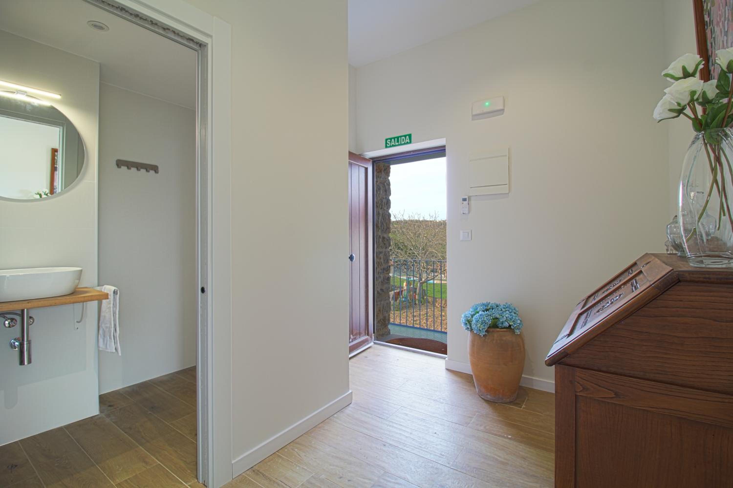 One-Bedroom Apartment with View photo 2