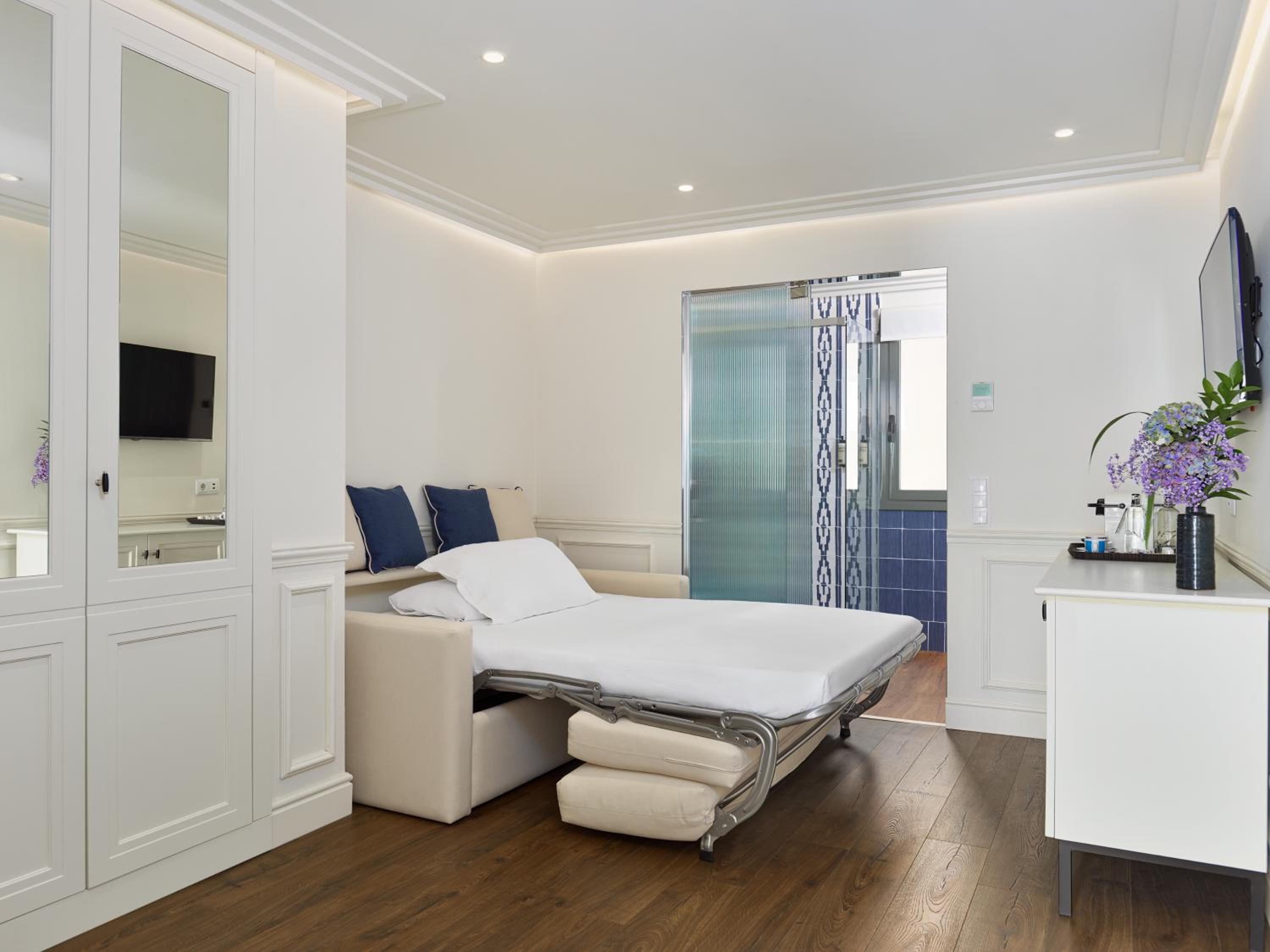 Family Junior Suite (2 Adults + 2 Children) thumbnail 6