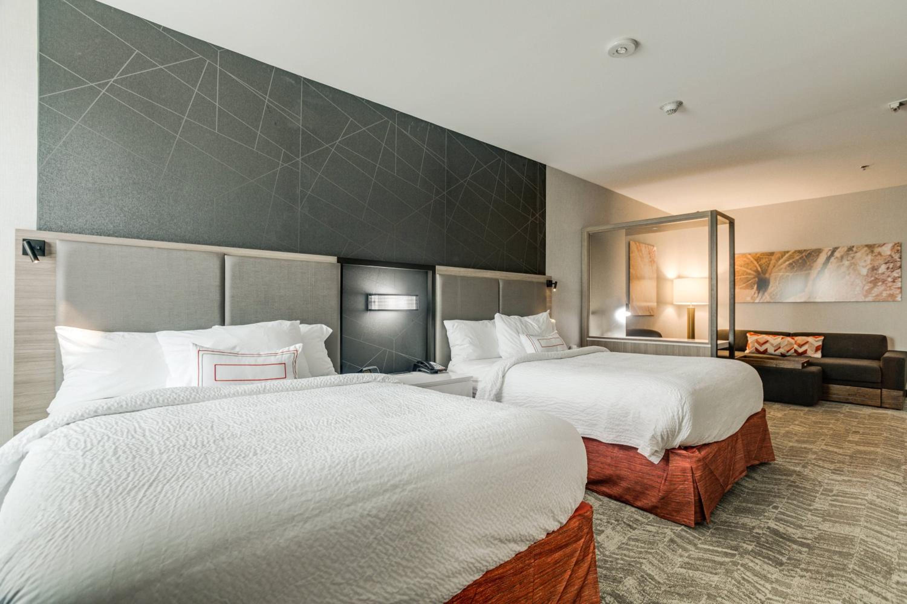Suite with 2 Queen Trundle Beds