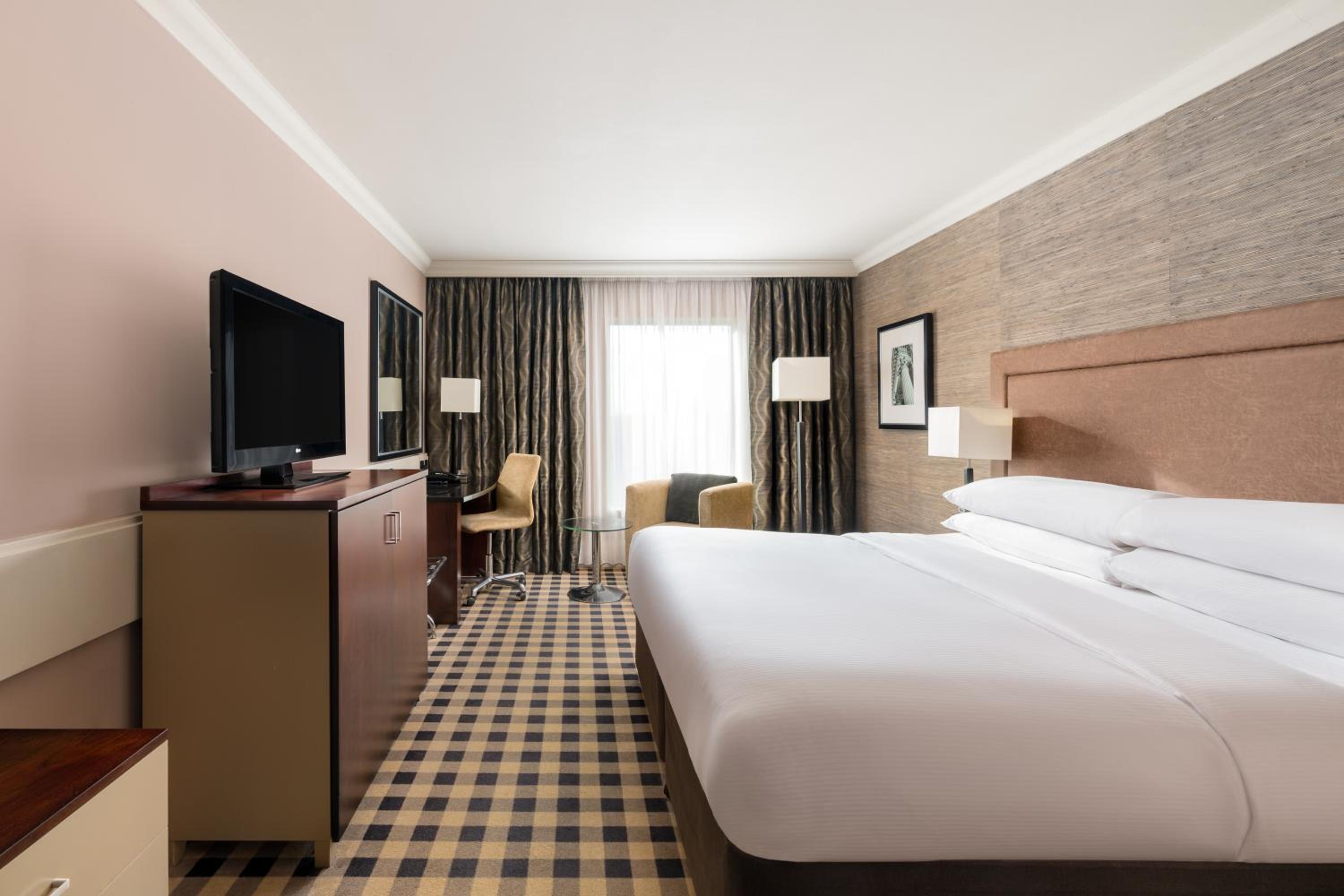 Deluxe King Room - Photo 7