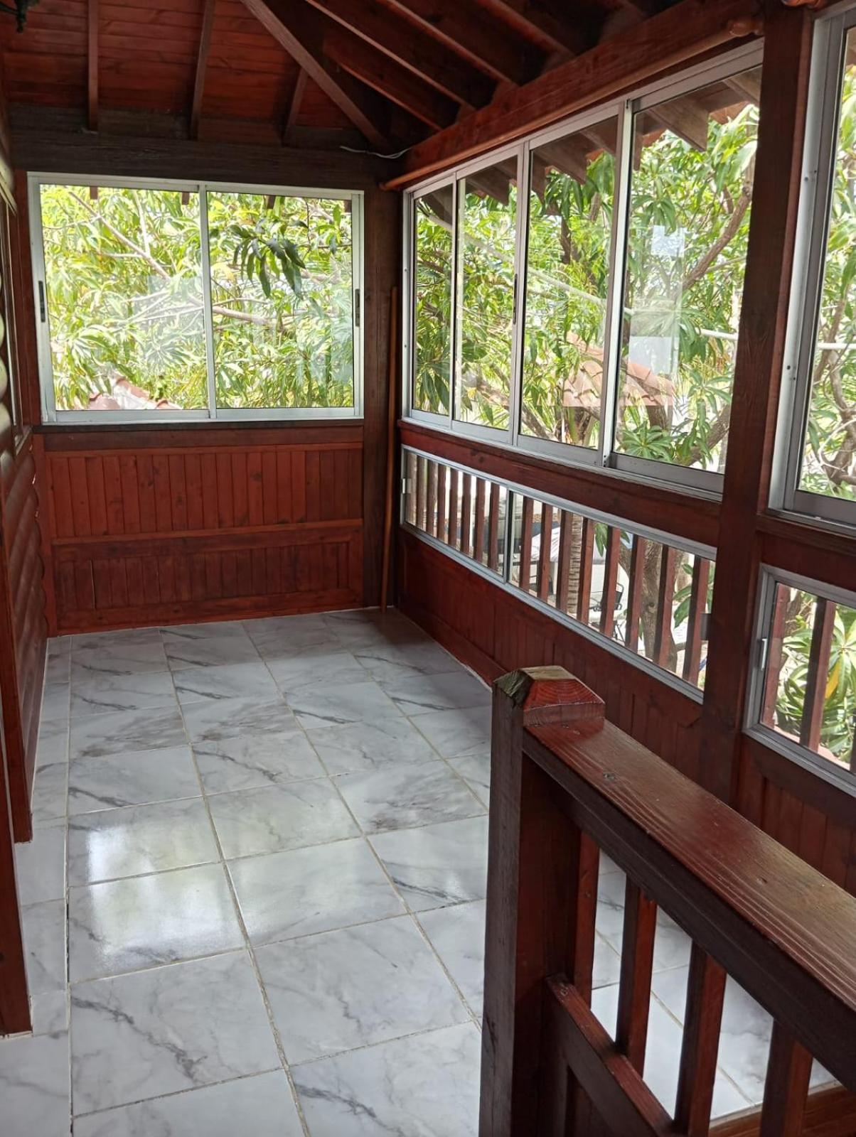 Six-Bedroom House photo 3