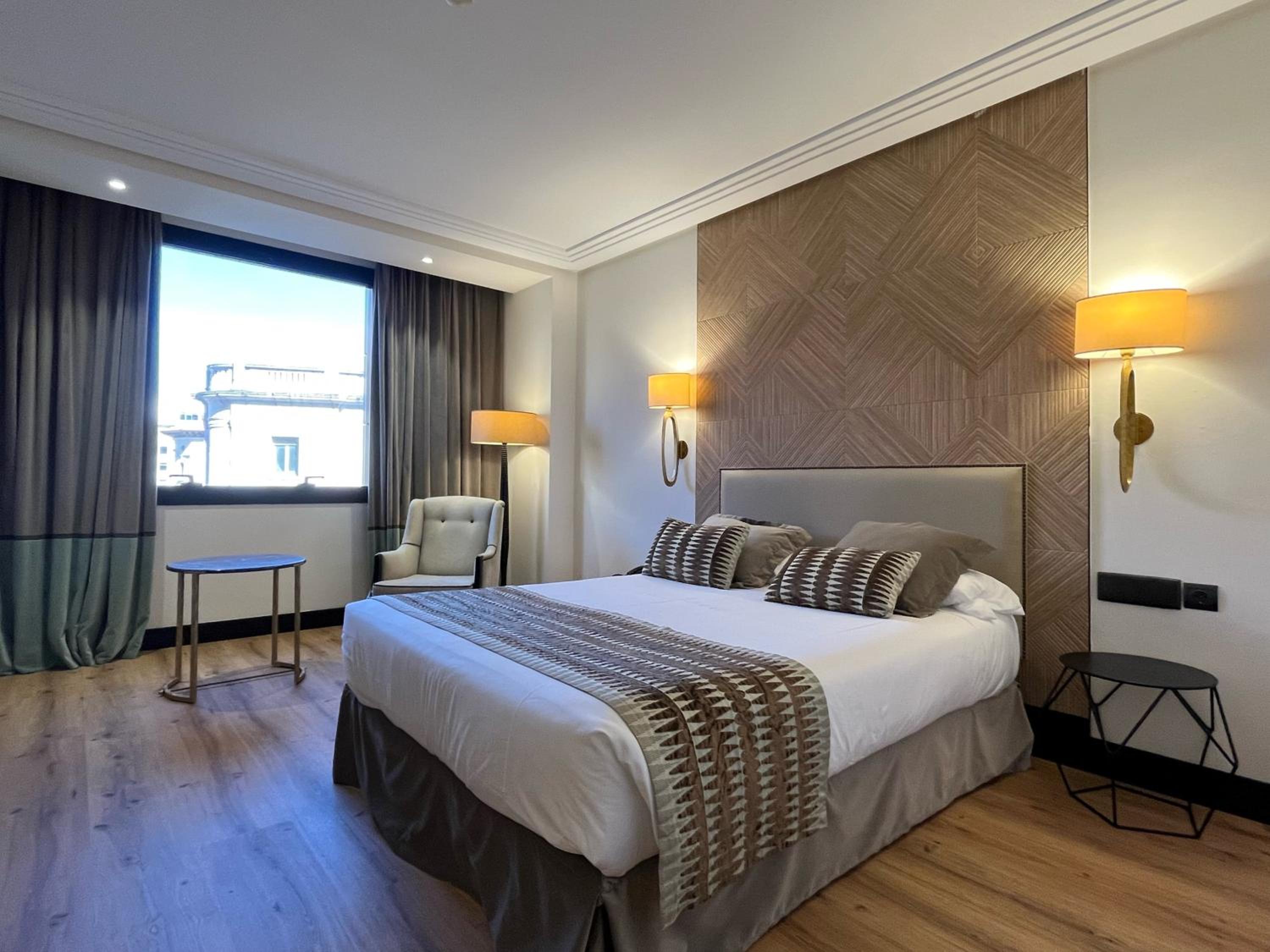 Habitación Doble con Vista a la Ciudad (2 Adultos + 1 Niño)