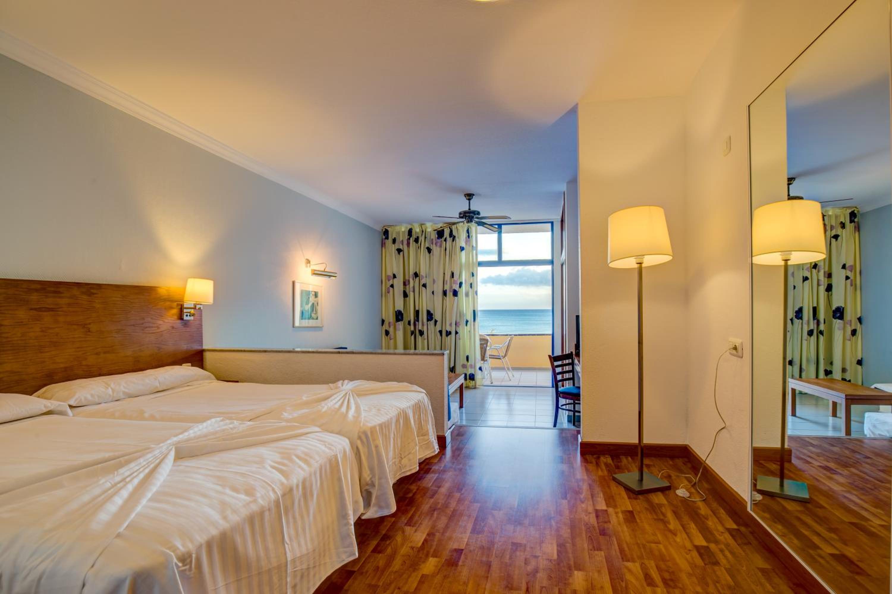 Habitación familiar con vista lateral al mar.
