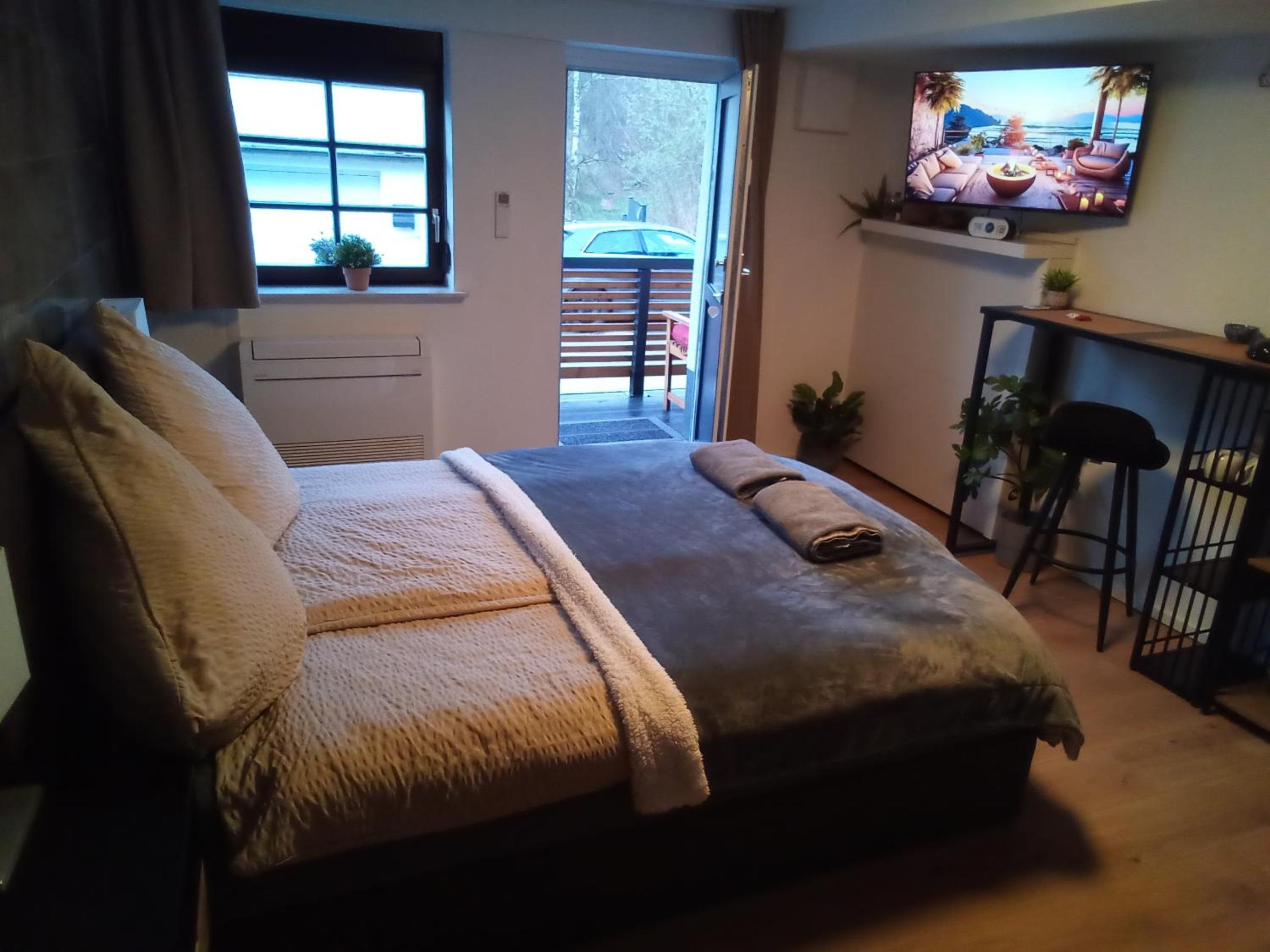 One-Bedroom Apartment photo 1