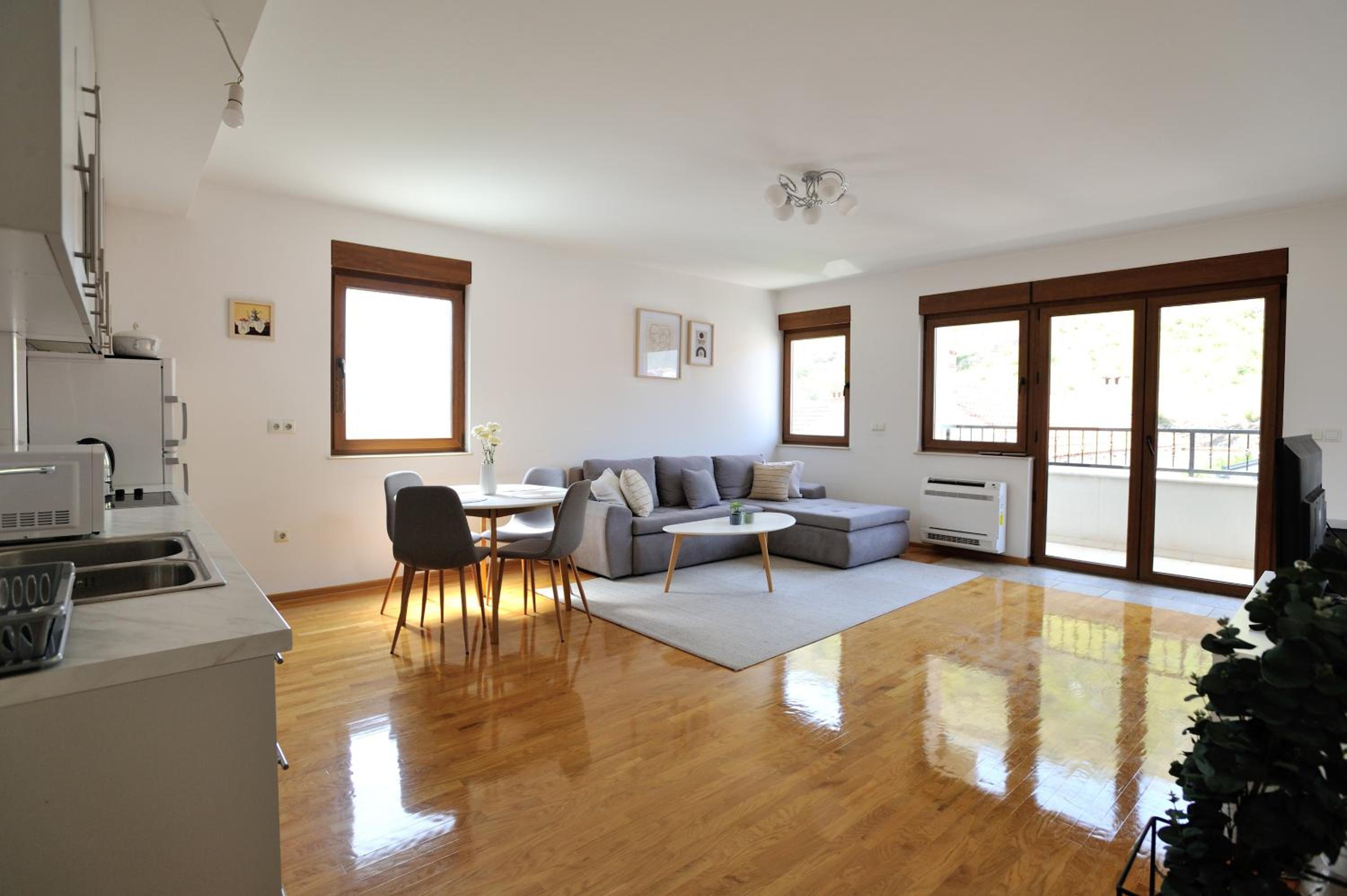 One-Bedroom Apartment photo 1