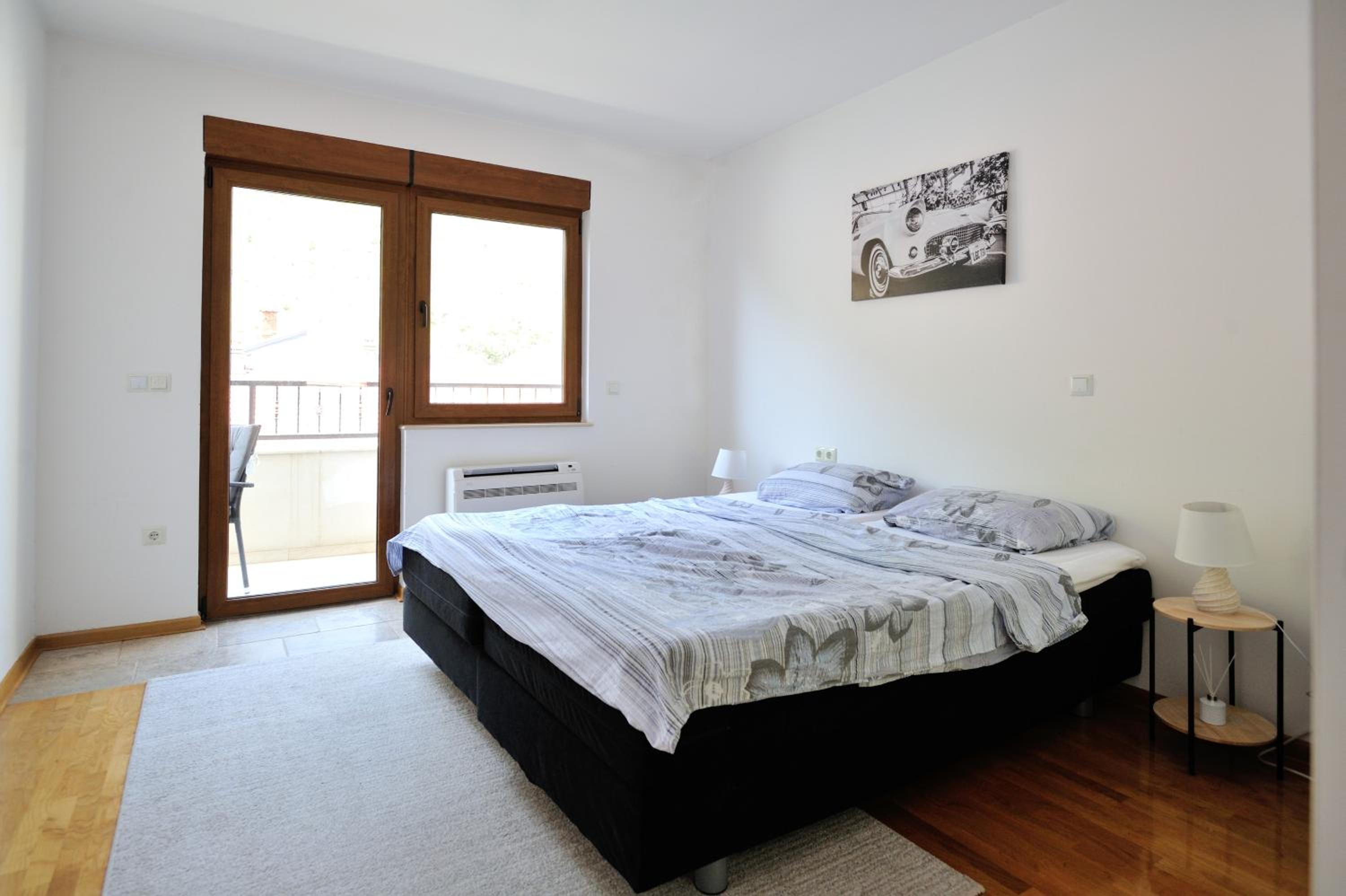 One-Bedroom Apartment photo 2