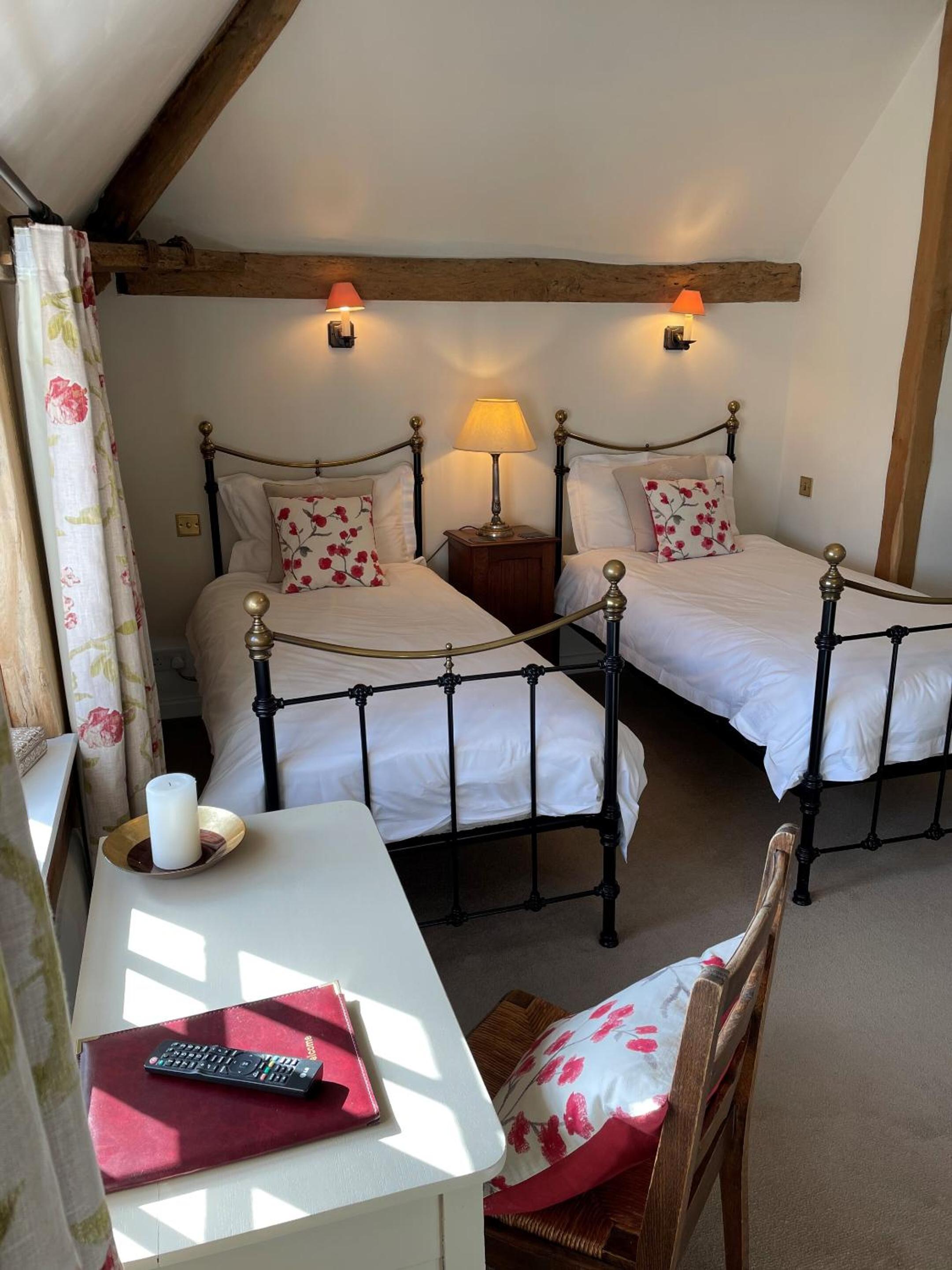 Standard Twin Room photo 2