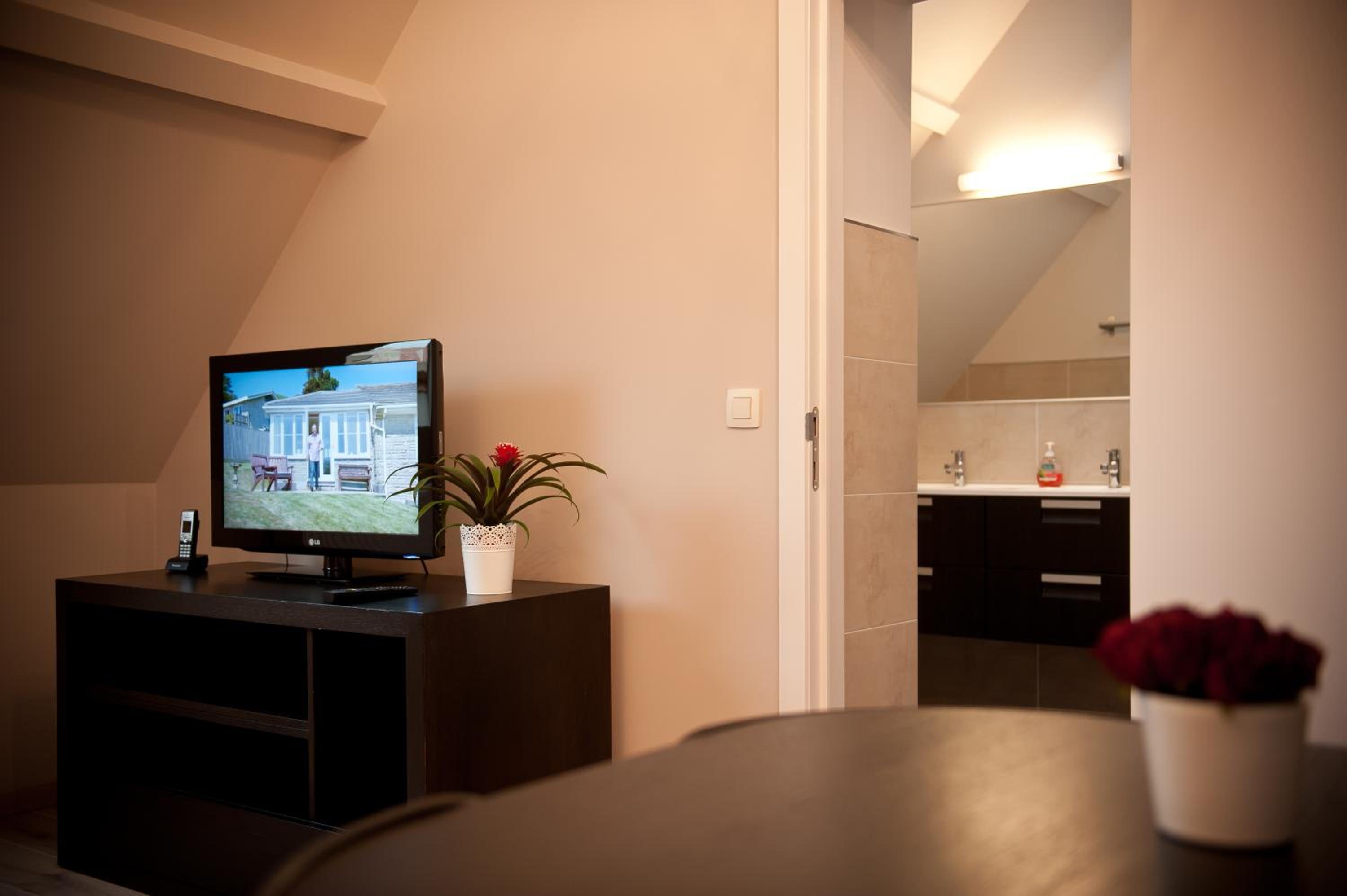 Suite - Photo 5