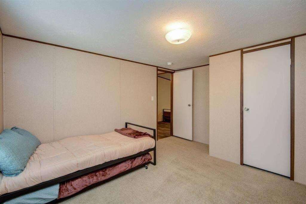 Five-Bedroom House photo 3