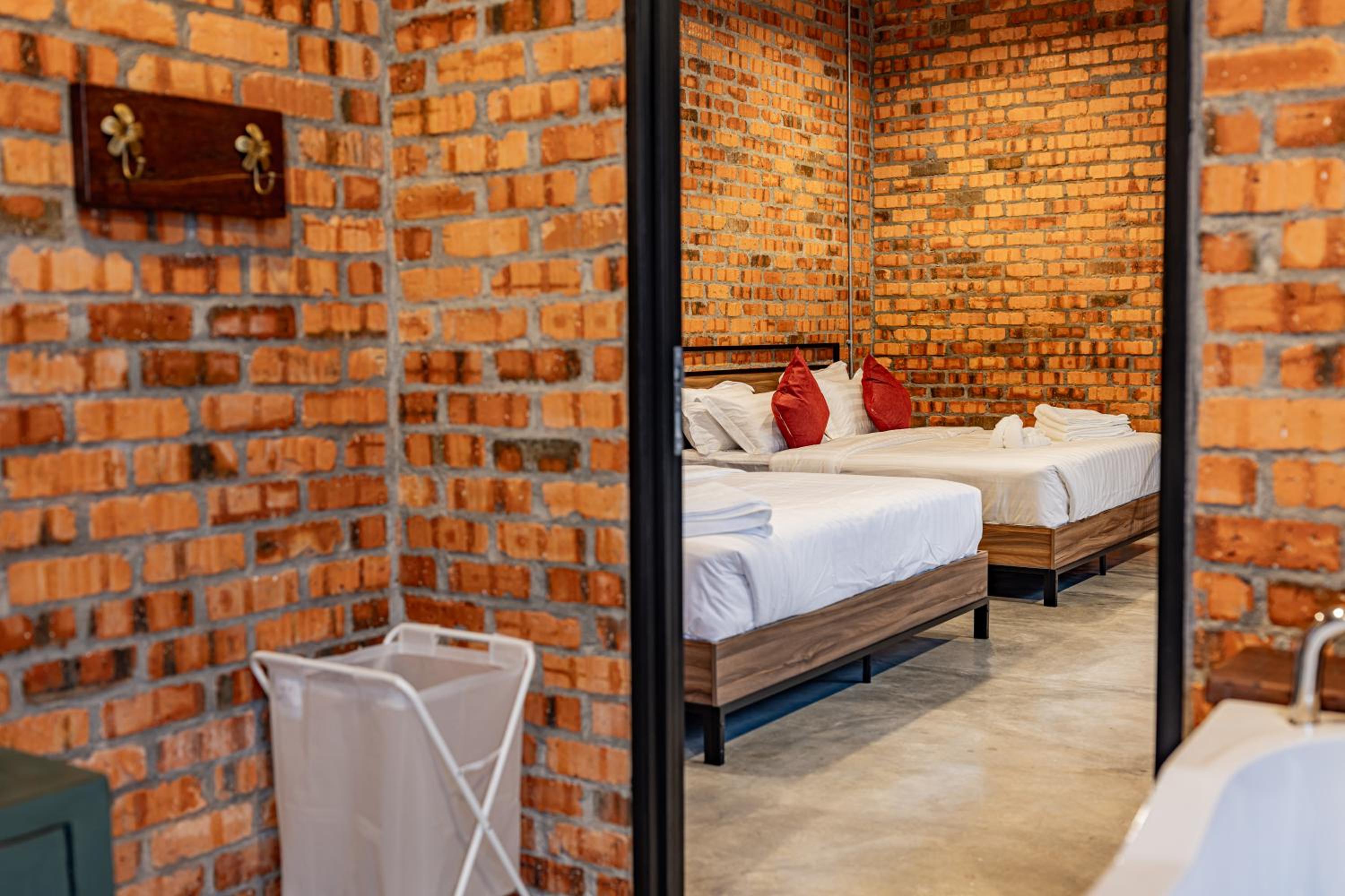 Deluxe Quadruple Room - Photo 18