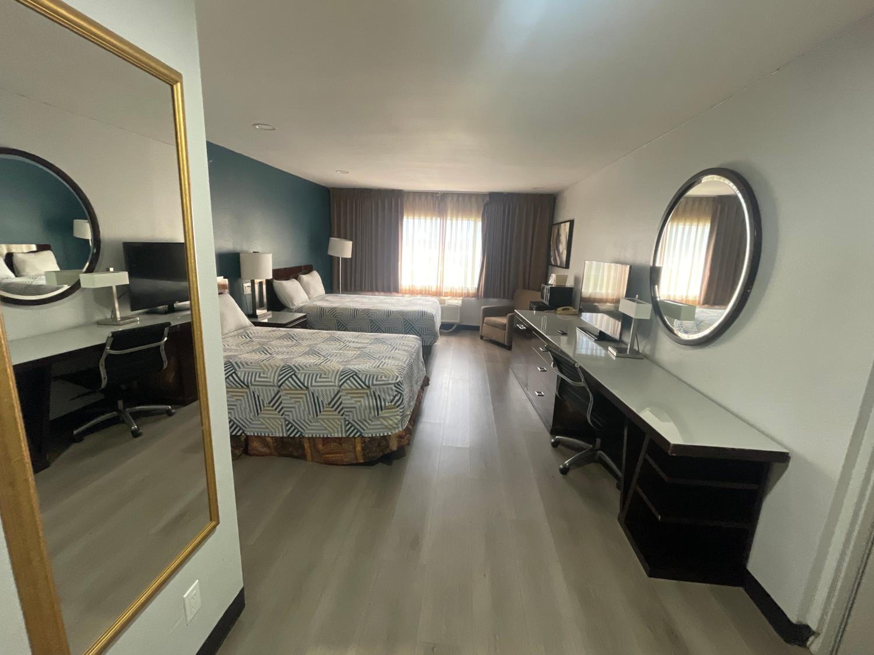 Quadruple Room - Disability Access - Non-Smoking - Photo 1