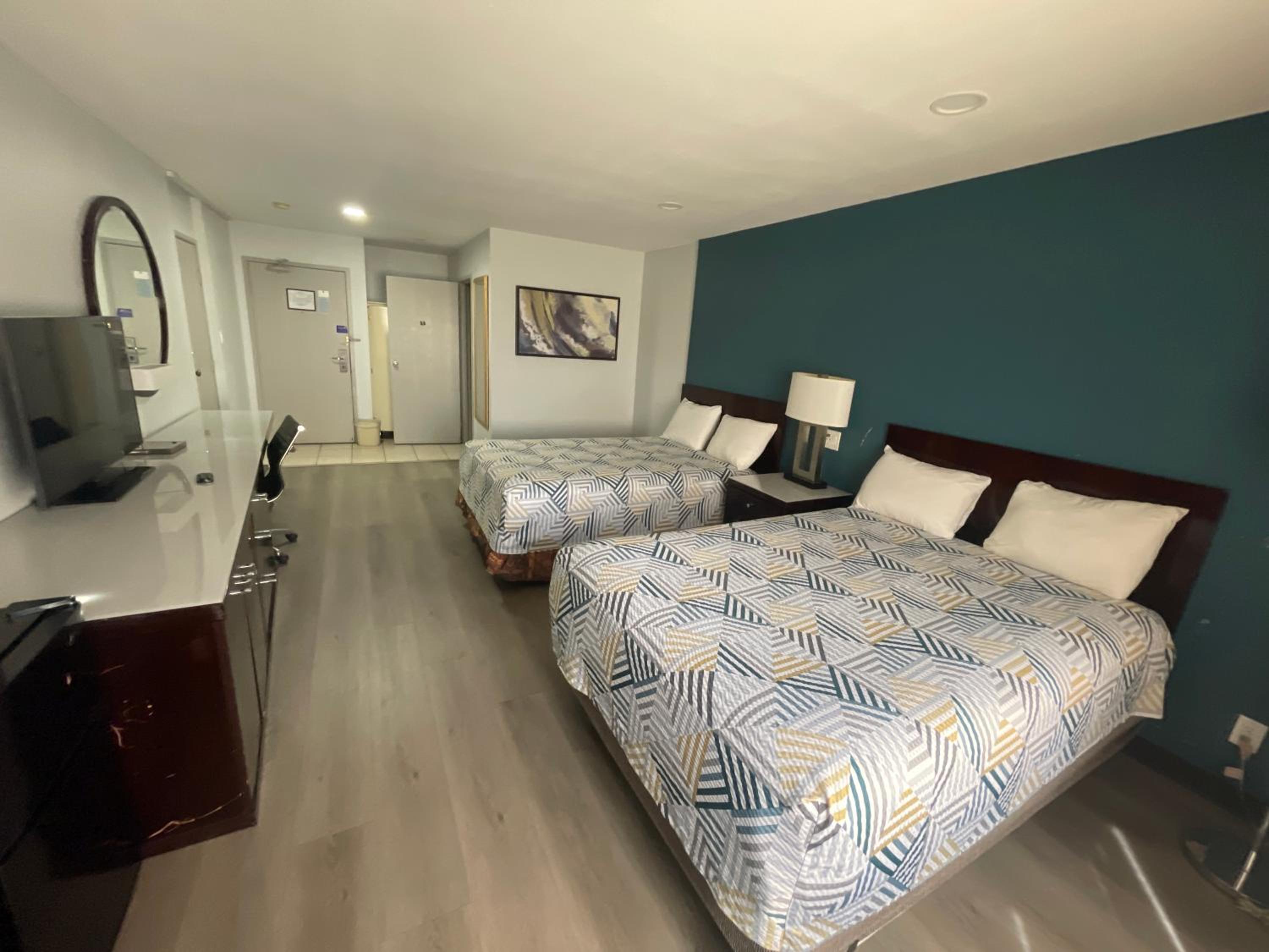 Quadruple Room - Disability Access - Non-Smoking - Photo 3
