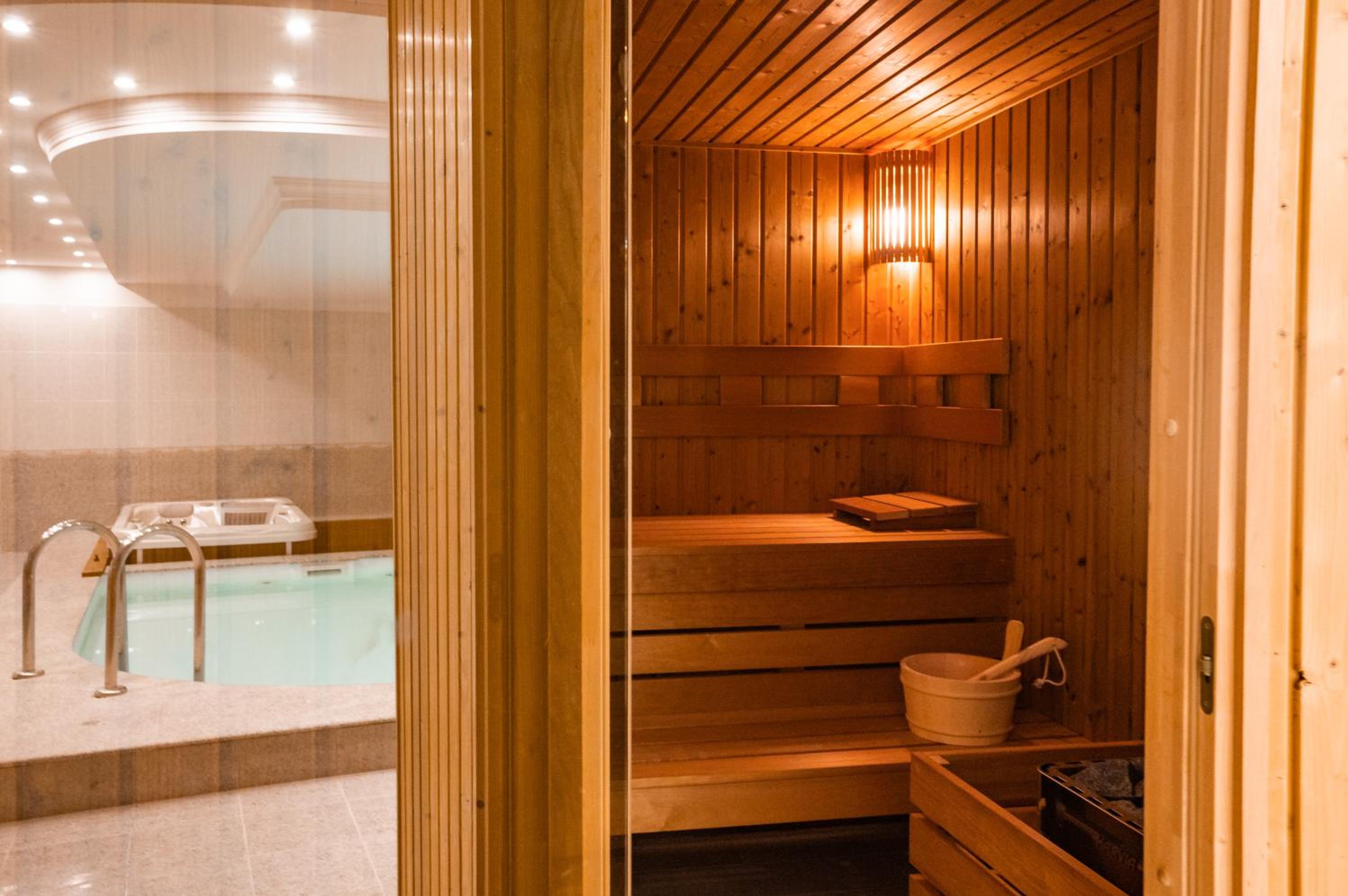 Deluxe Double Room with Balcony - Photo 21