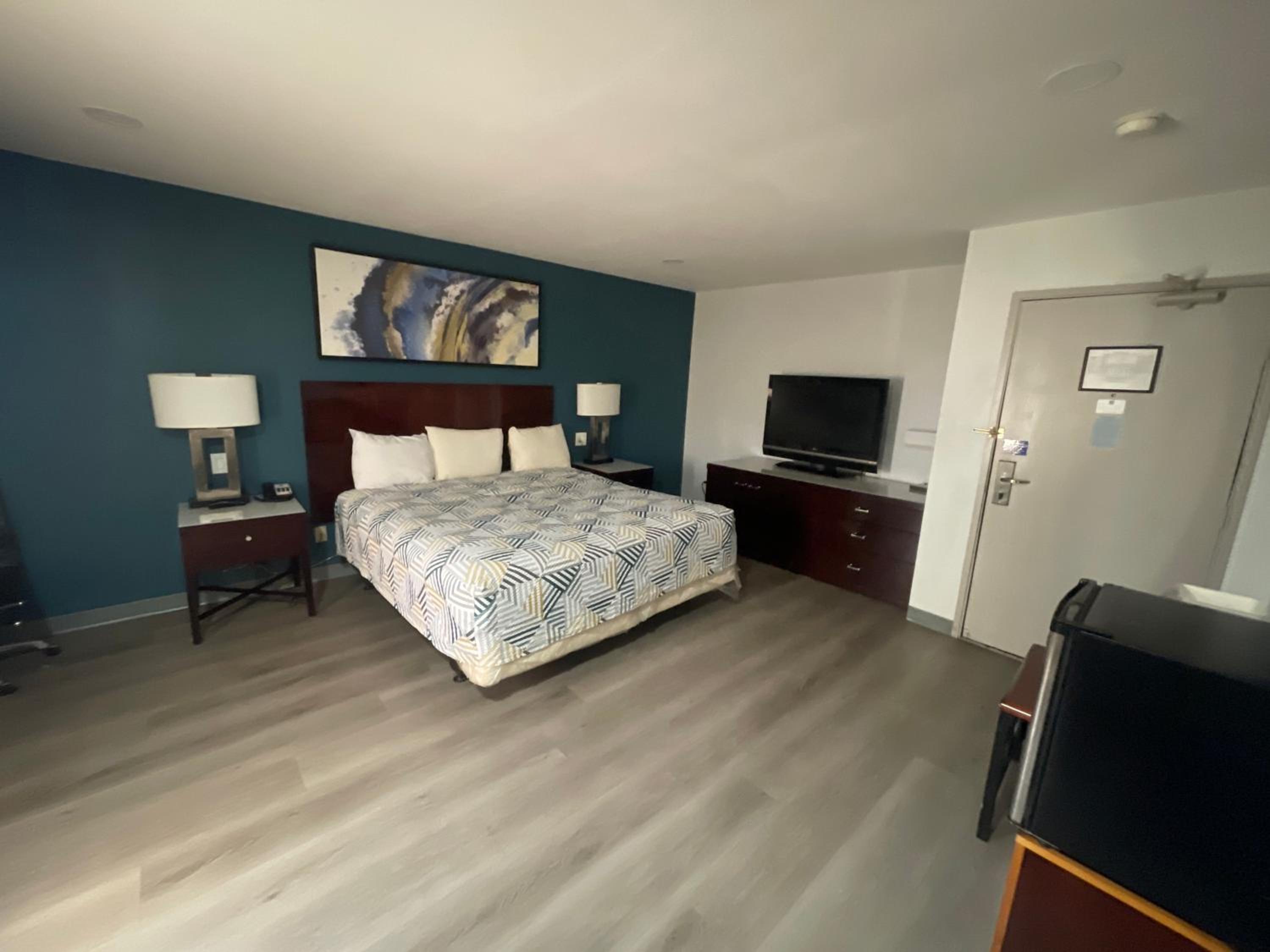 Standard King Room - Non-Smoking  - Photo 1