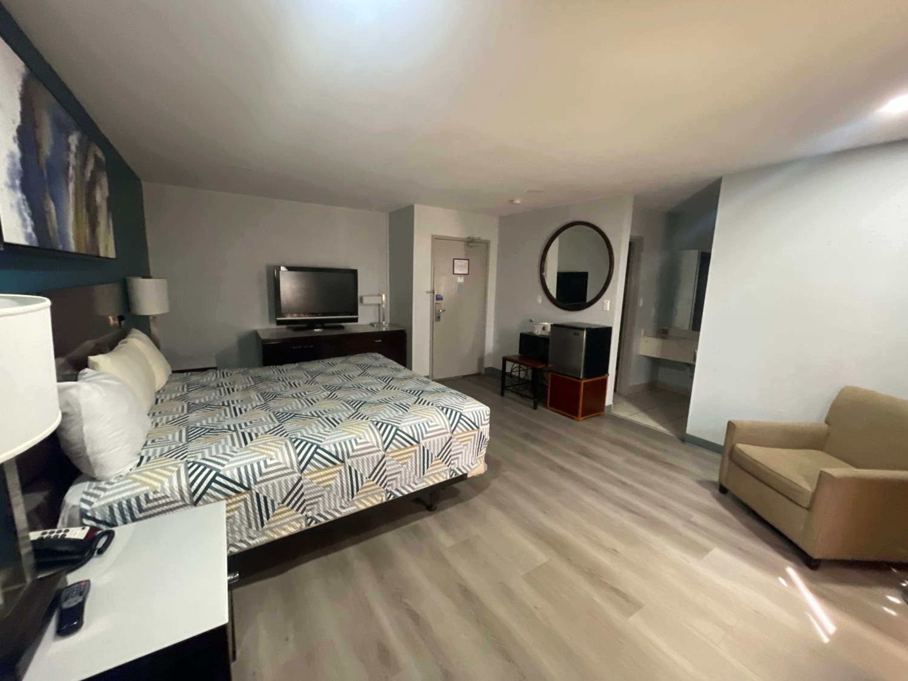 Standard King Room - Non-Smoking  - Photo 5