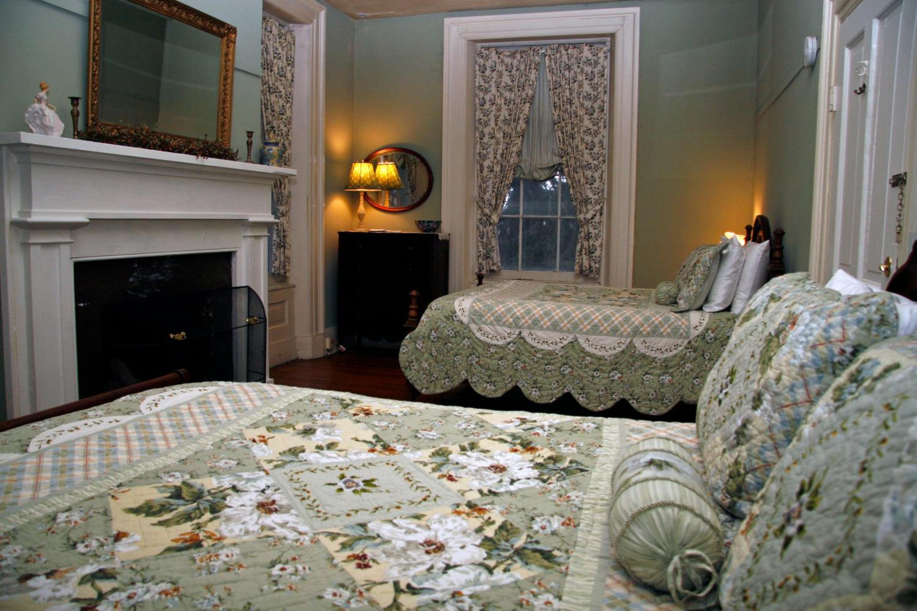 Deluxe Queen Suite - Photo 1