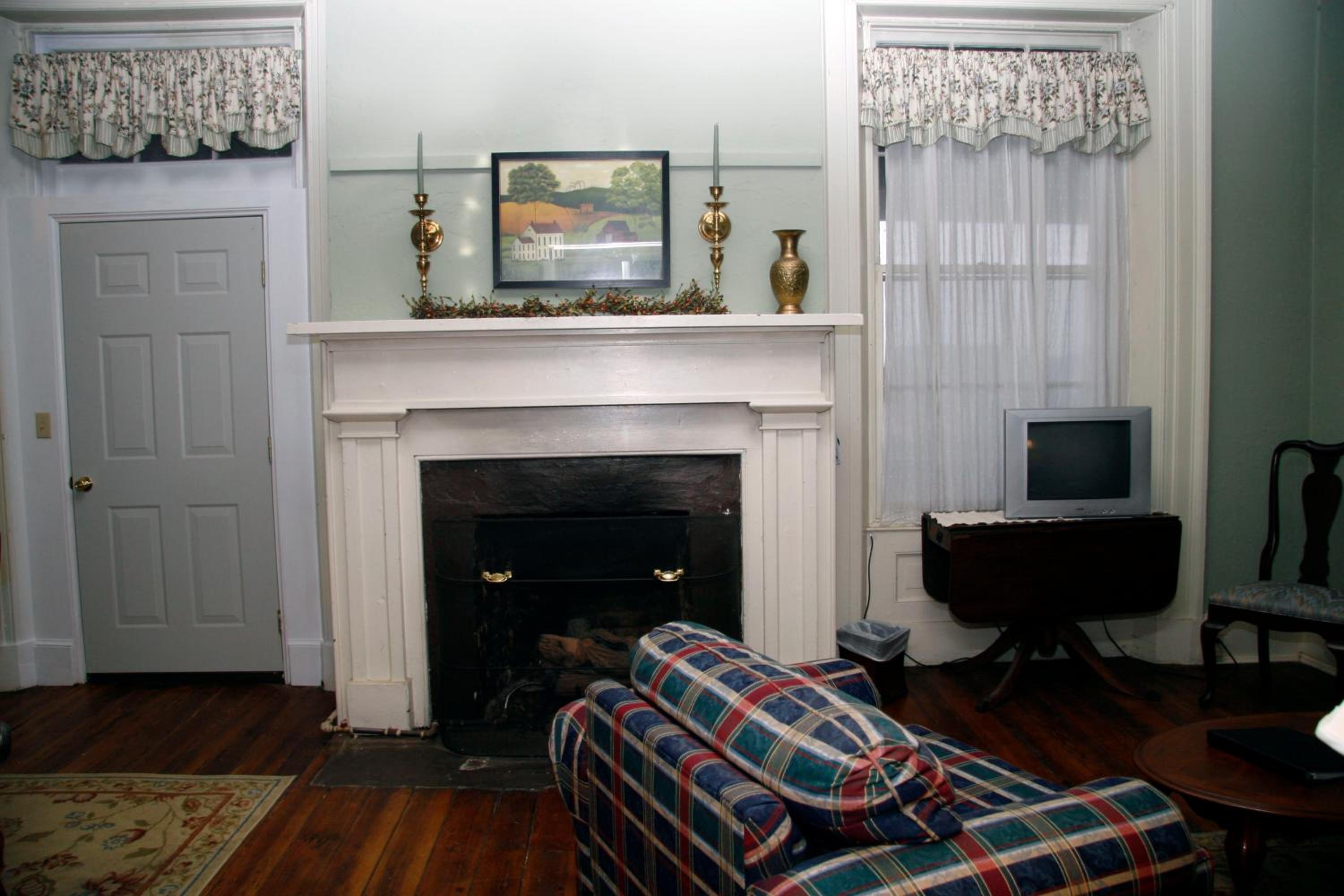 Deluxe Queen Suite - Photo 2