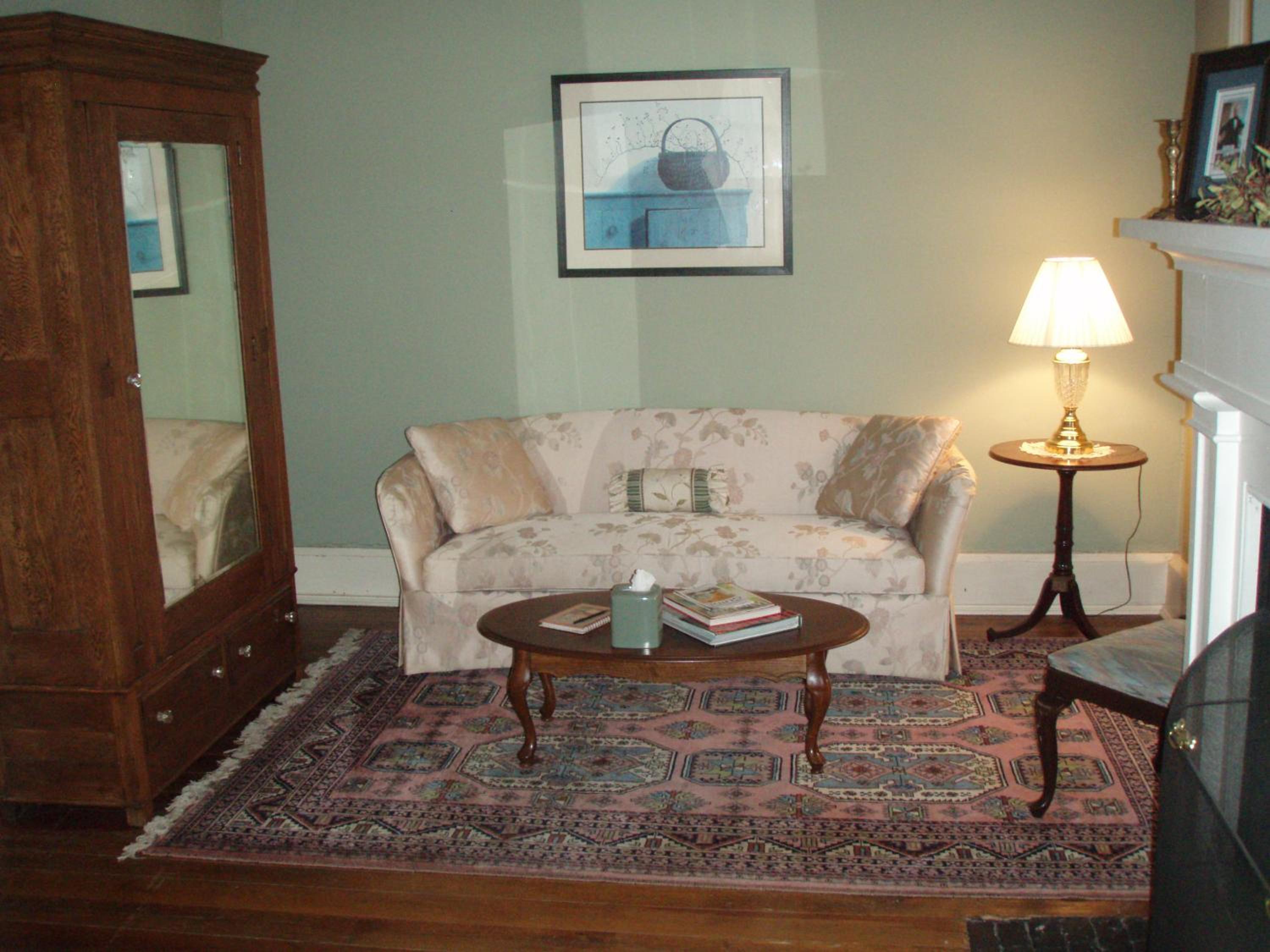 Deluxe Queen Suite - Photo 3