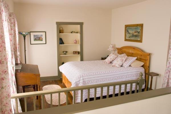 Deluxe Queen Suite