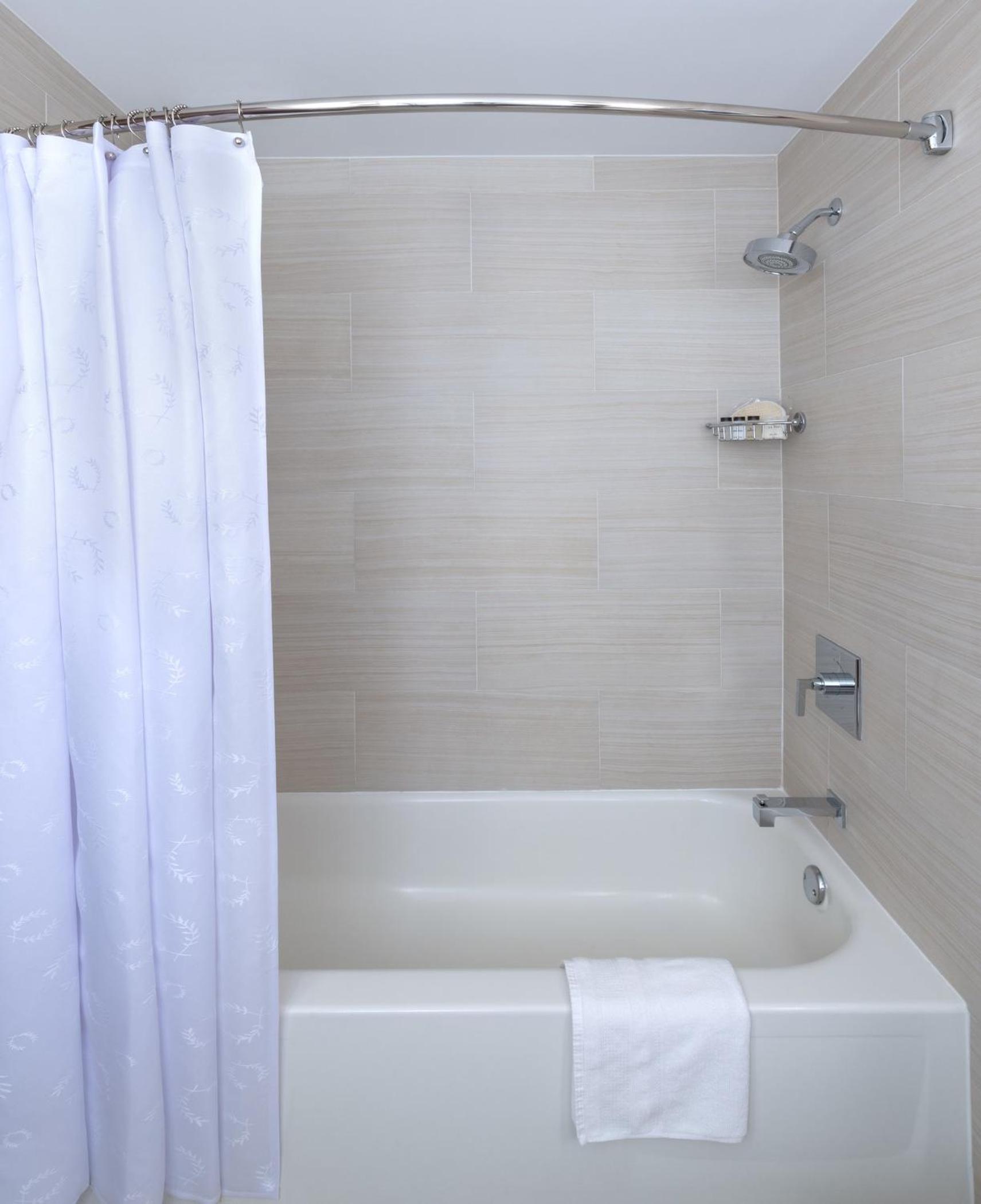 Double Room With Two Double Beds And Adapted Tub - Mobility Accessible - Photo 6