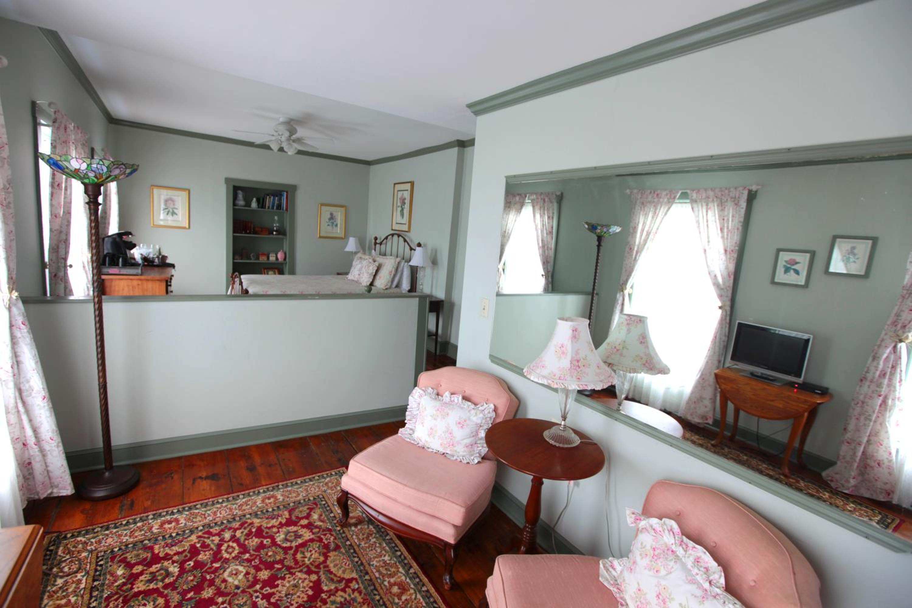 Deluxe Queen Suite photo 2