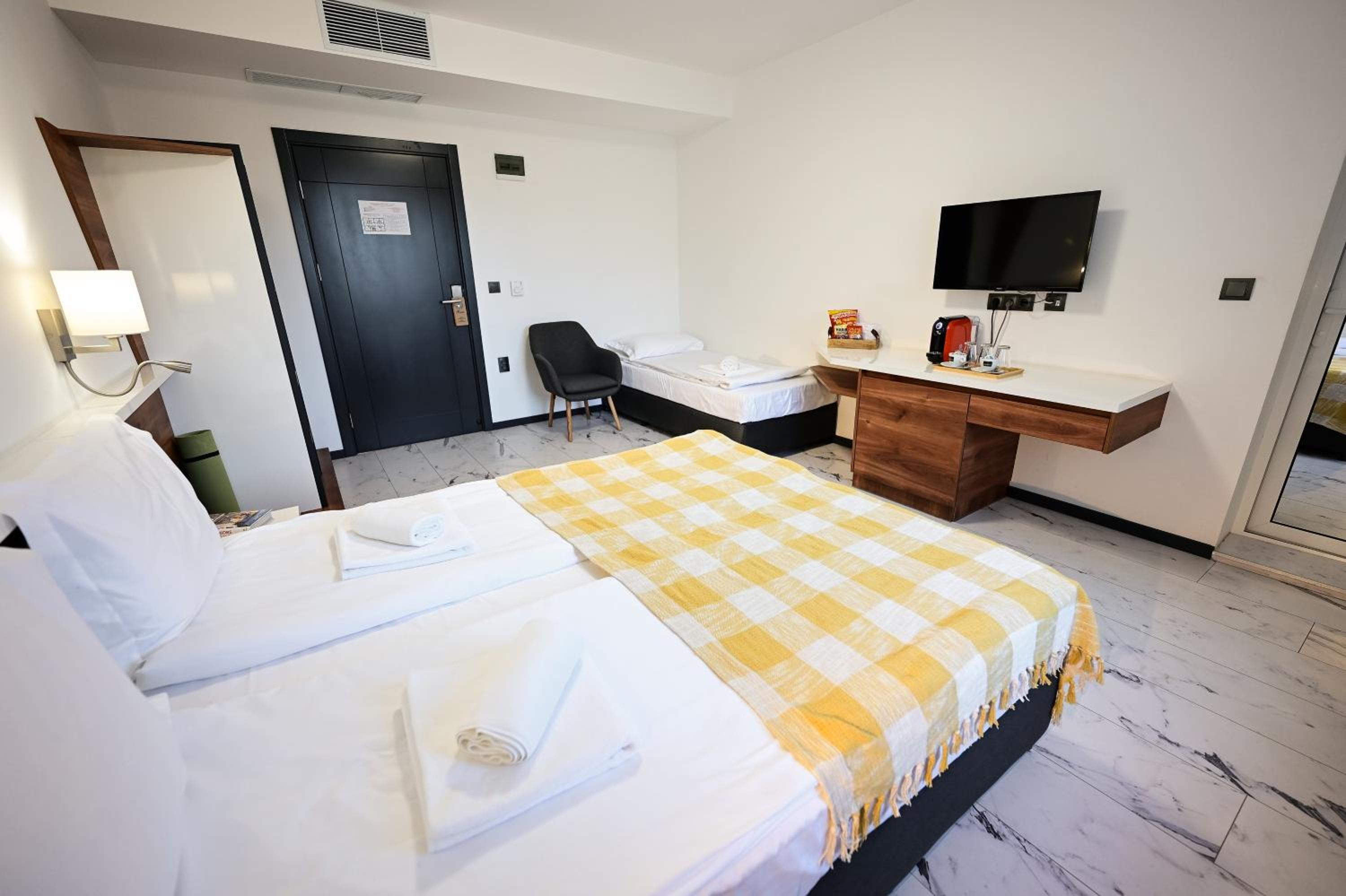 Deluxe Double Room - Photo 10