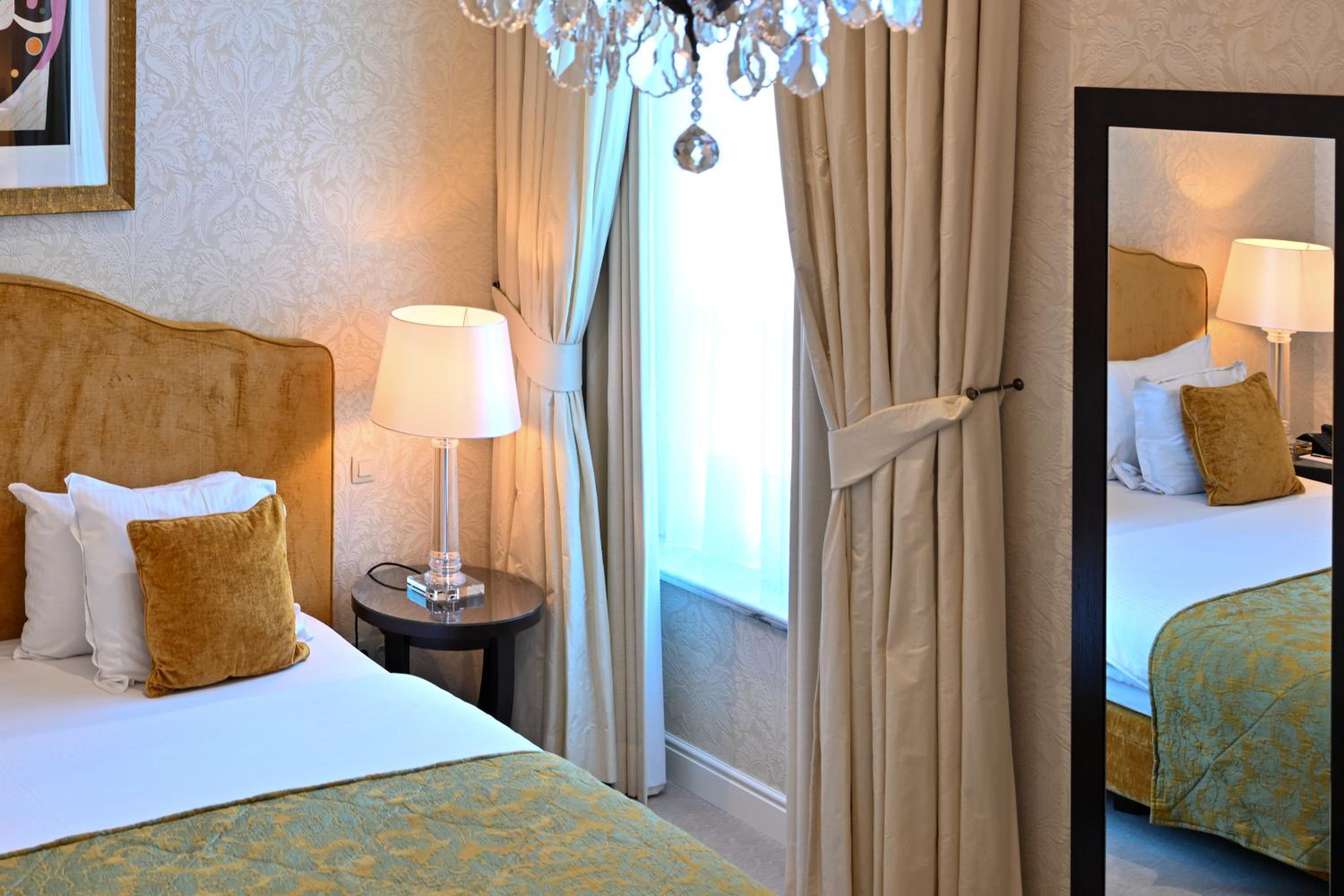 Luxury Historic Room