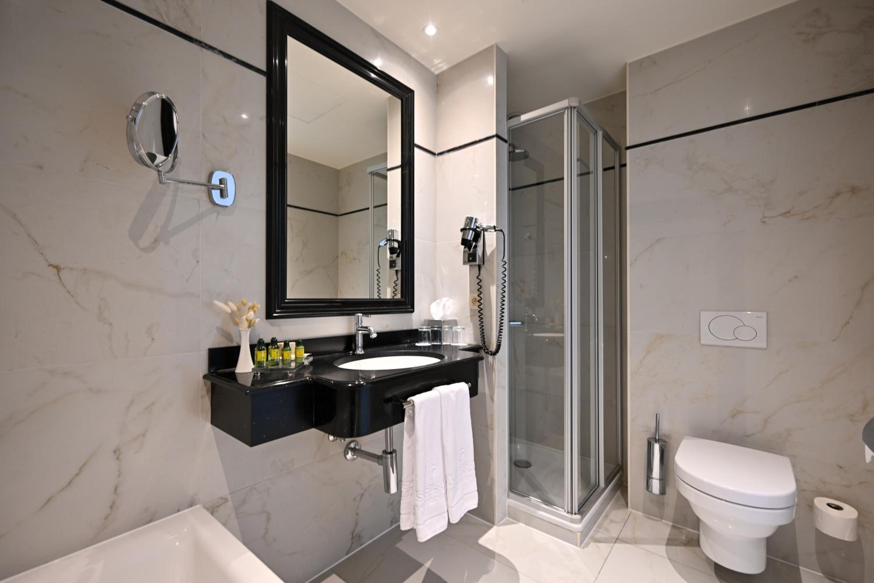 Luxury Historic Room thumbnail 5