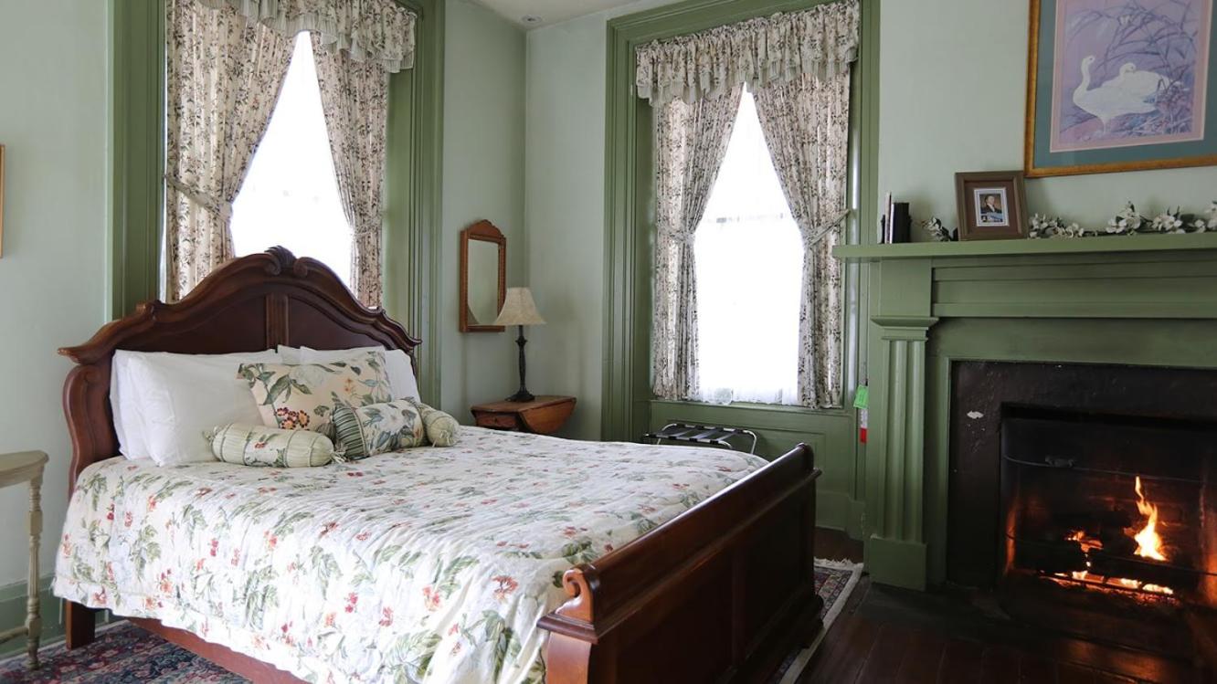 Deluxe Queen Suite