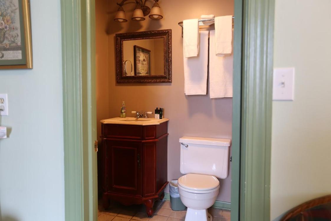 Deluxe Queen Suite photo 3