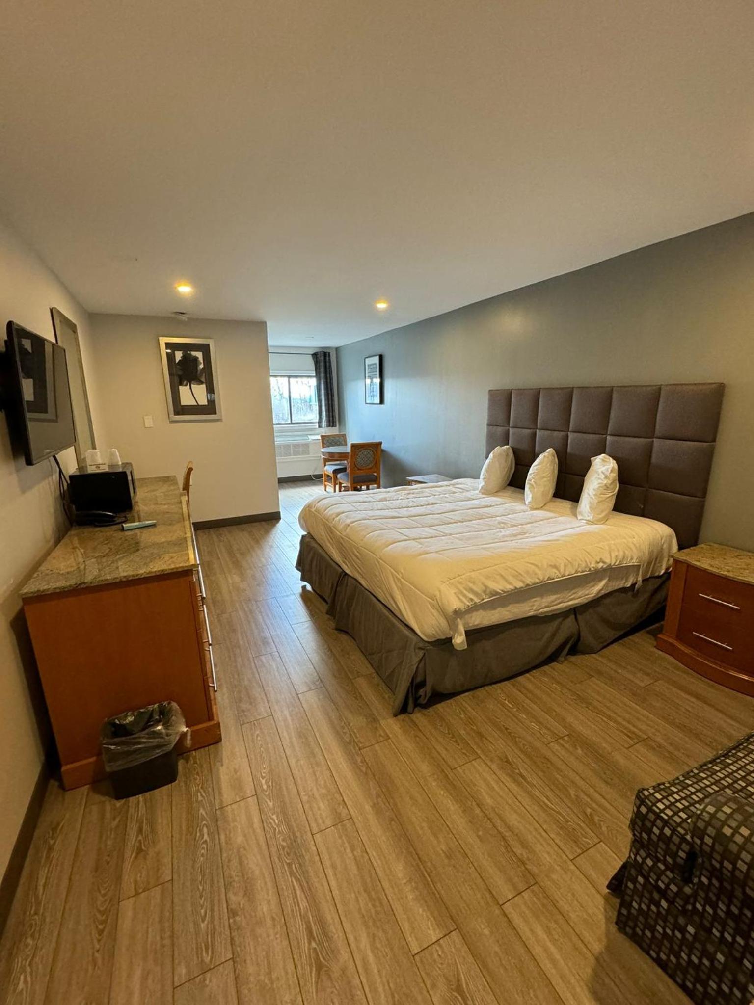 Standard King Room - Non-Smoking