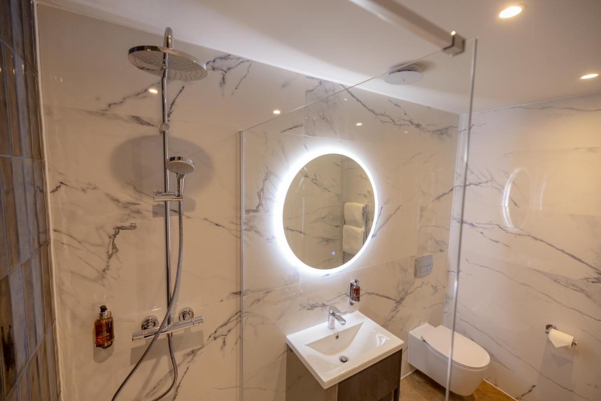 Deluxe Double or Twin Room - Photo 6