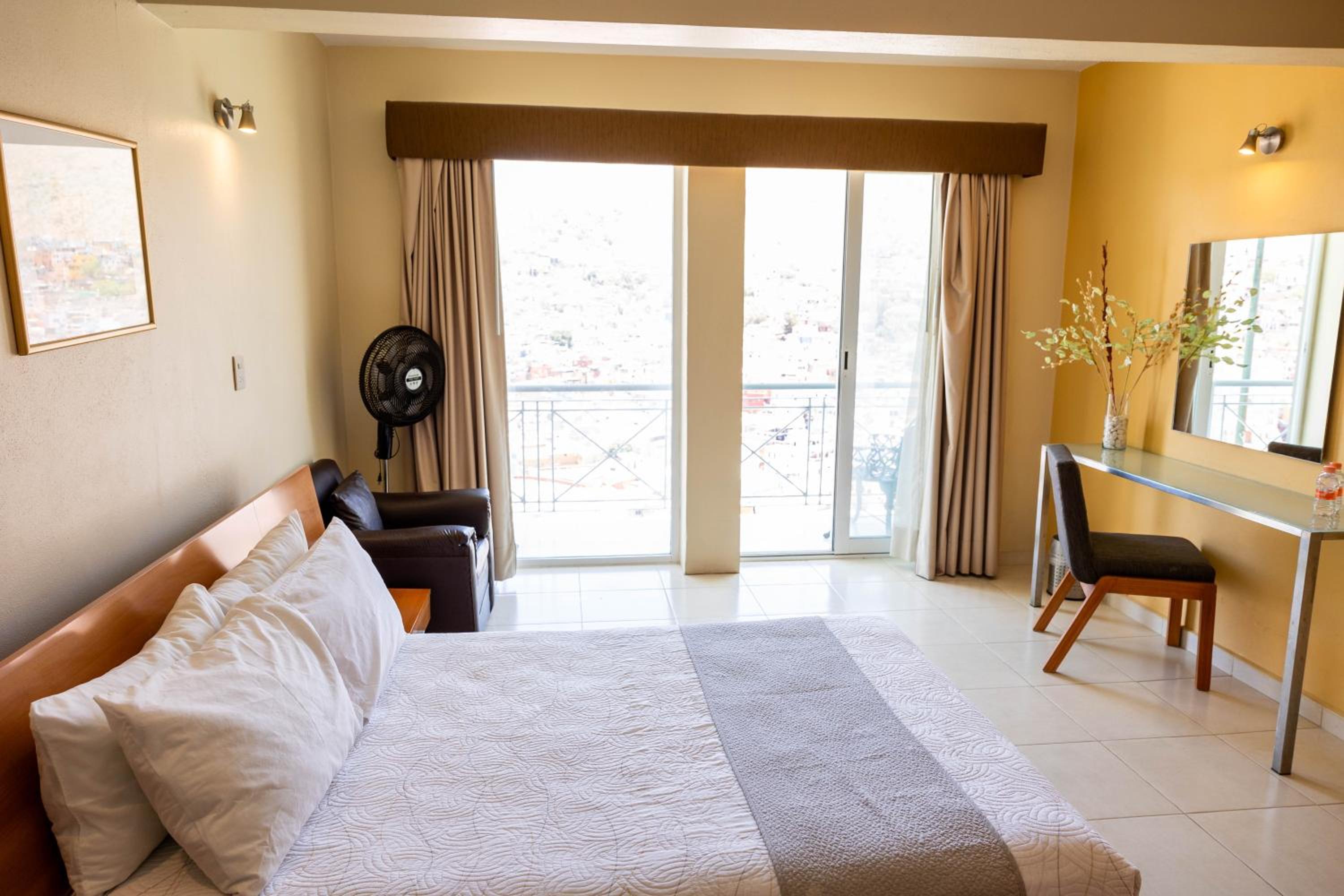 Standard Room with Balcony photo 3