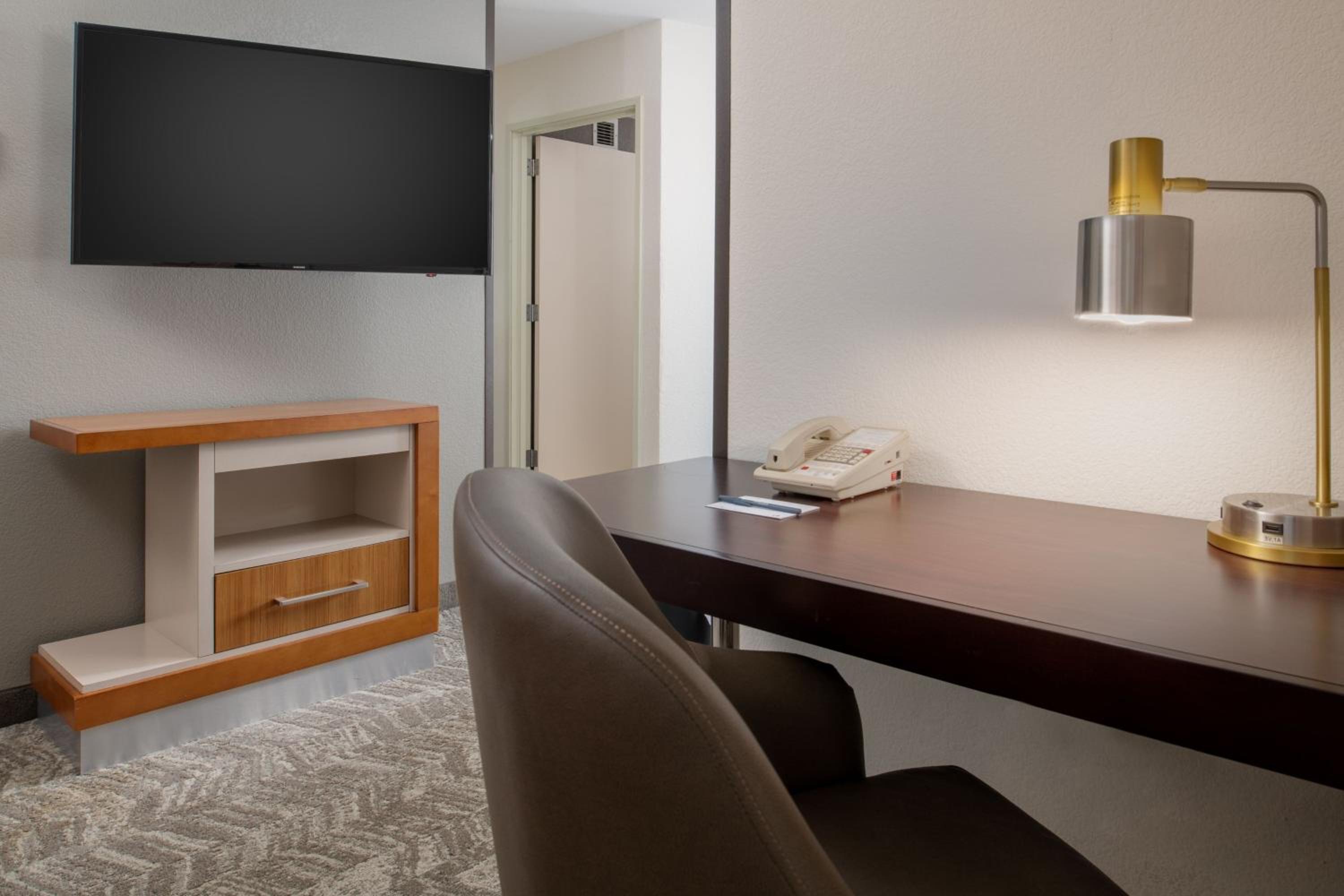 King Studio with Sofa Bed - Photo 7