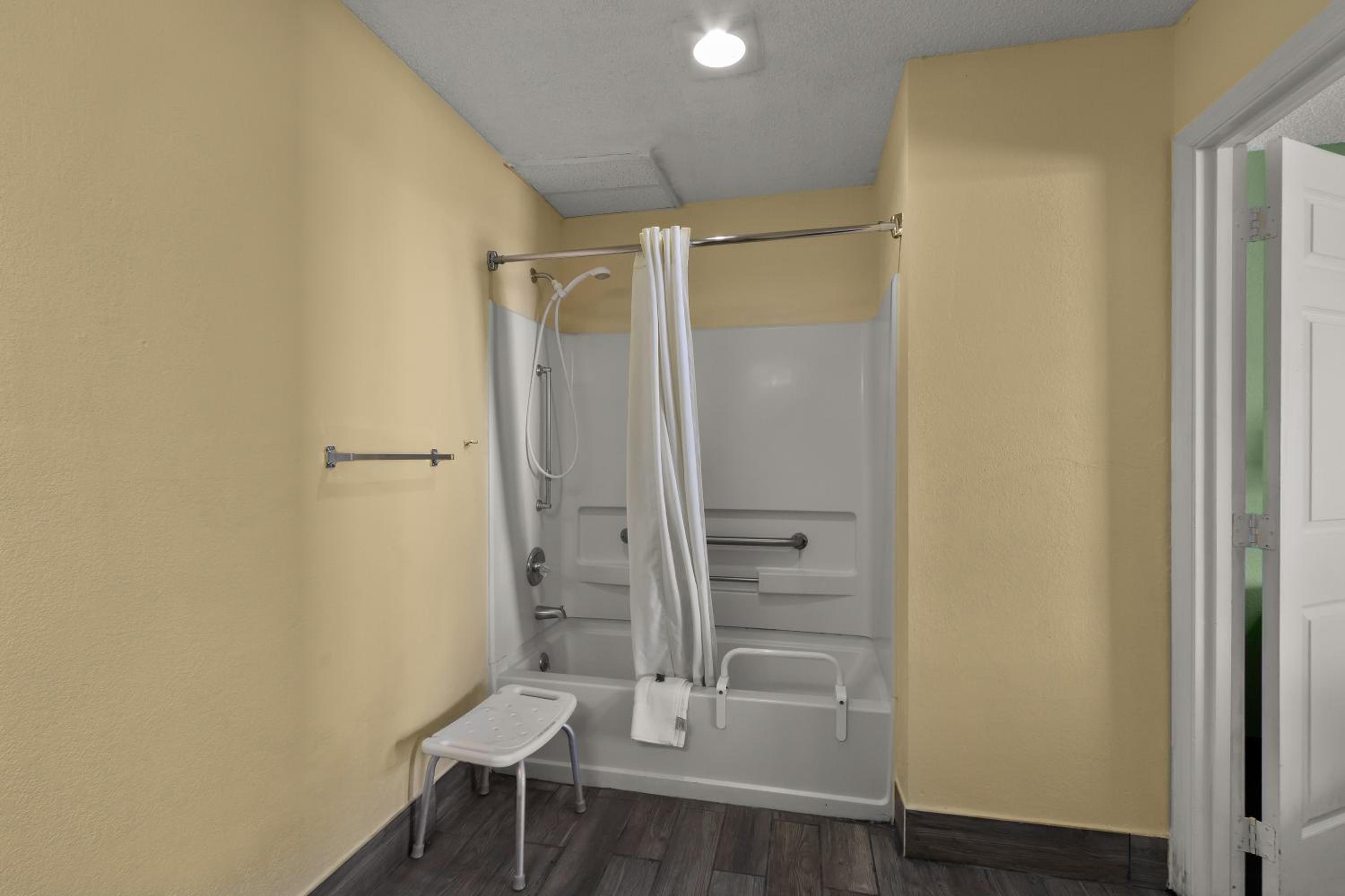 1 King Bed Accessible Non-Smoking photo 3
