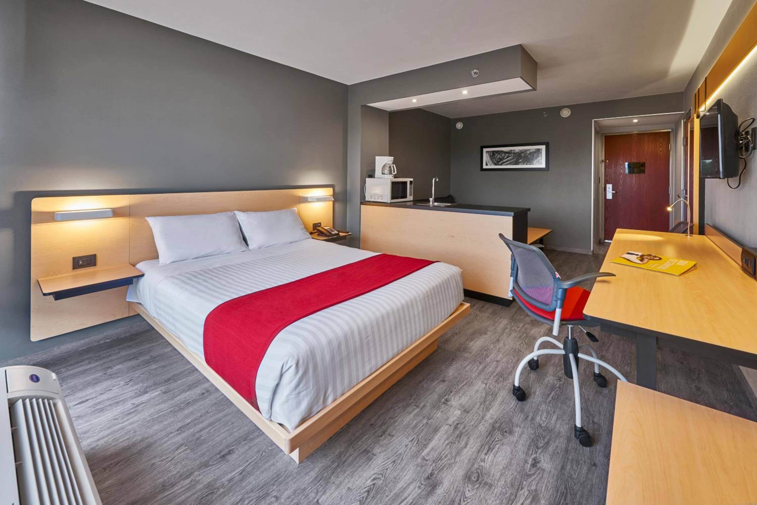 Superior Queen Room with Sofa Bed - Photo 1