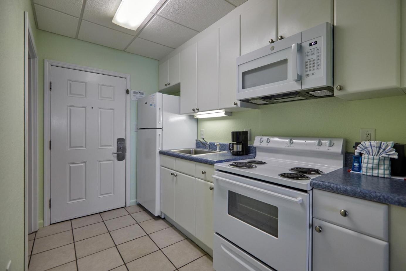 Beachfront Classic Room - Queen/Queen with Kitchen photo 3