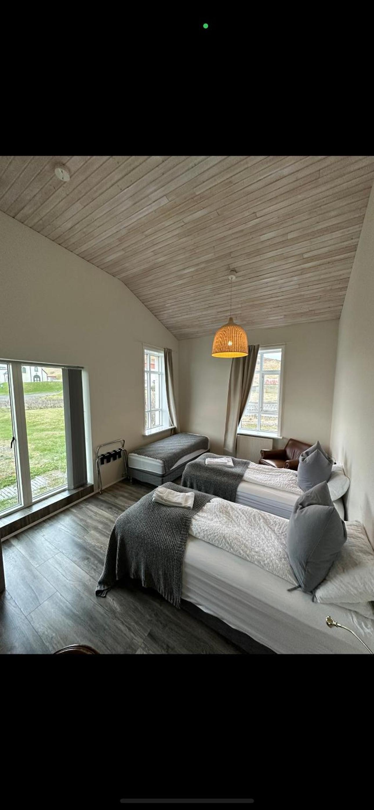 Family Room with Shared Bathroom photo 1
