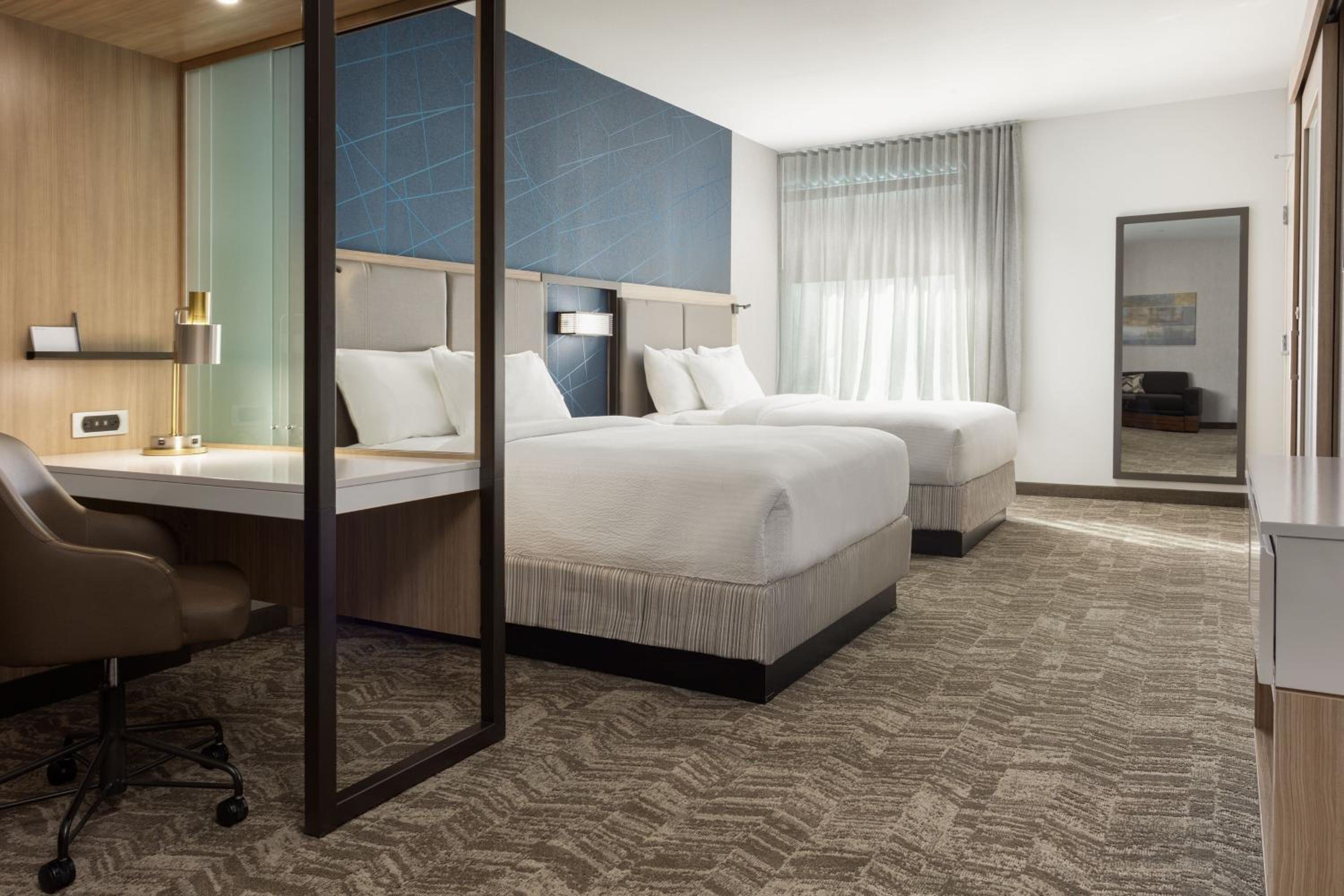 Extended Queen Suite - Hearing Accessible