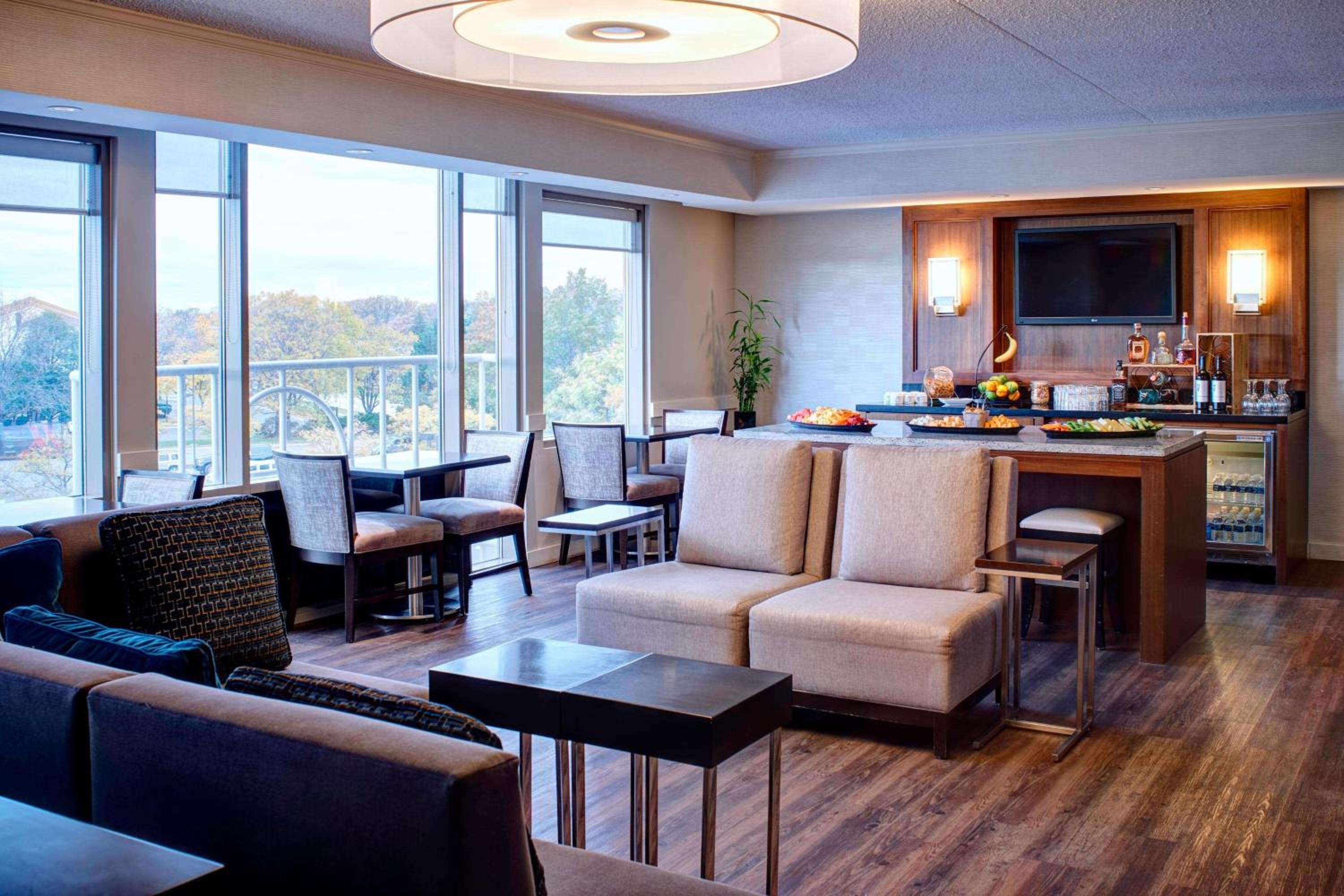 King or Double Room with Concierge Lounge Access - Photo 10