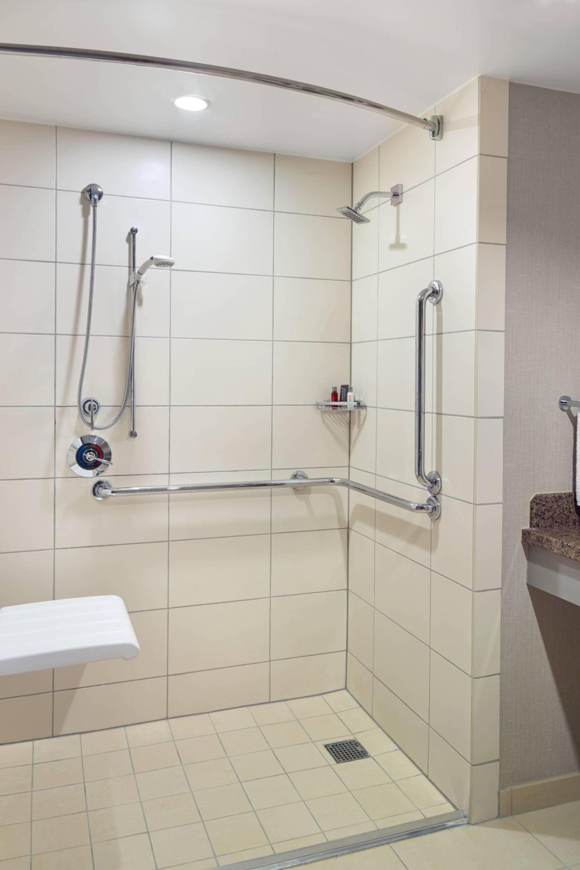 Queen Room with Two Queen Beds and Adapted Tub - Mobility and Hearing Accessible - Photo 2