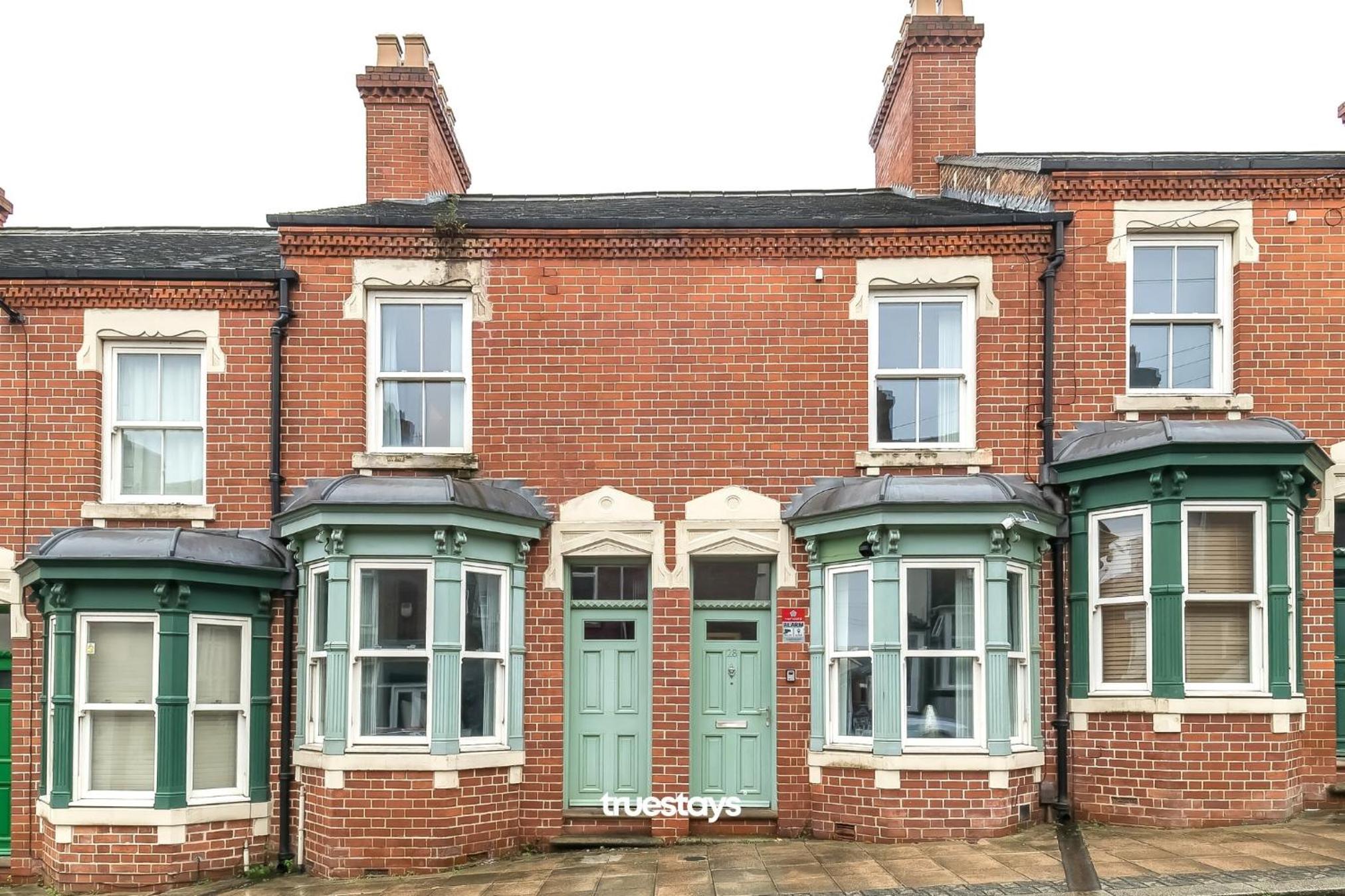 Five-Bedroom House photo 2