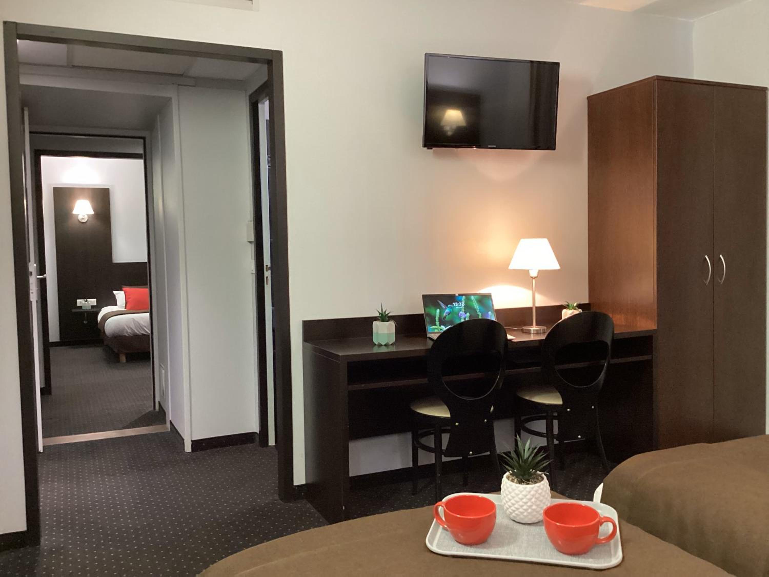 Two-Bedroom Family Suite (4 Adults) - Photo 9