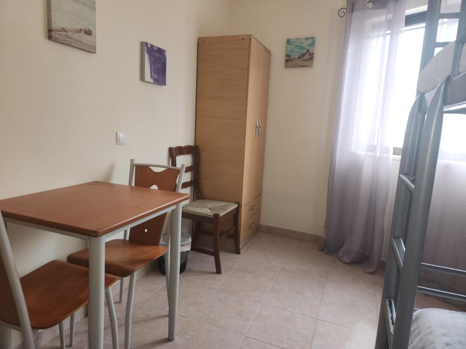 Budget Twin Room with Shared Bathroom photo 2
