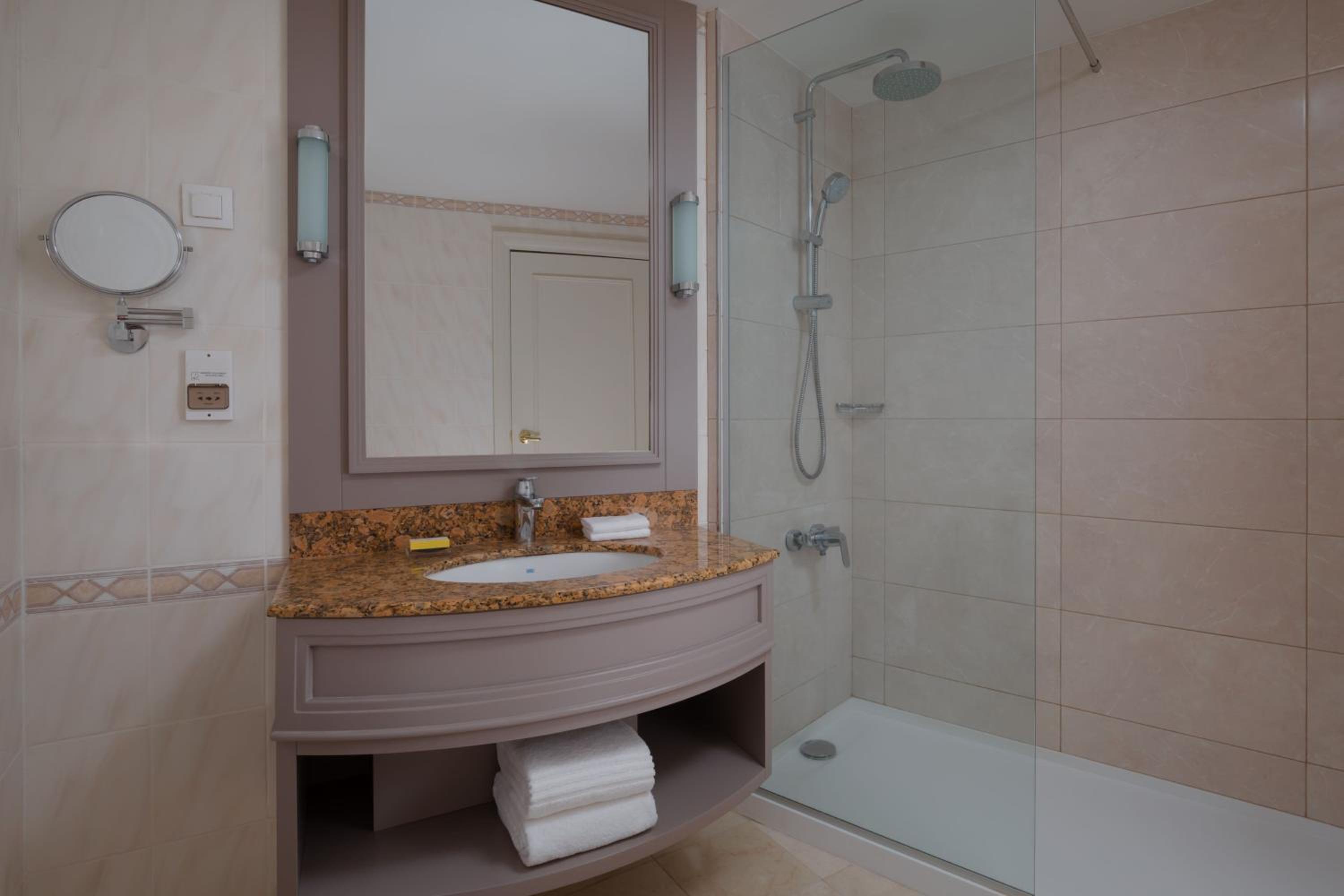 Junior Suite, Executive lounge access, 1 King photo 2